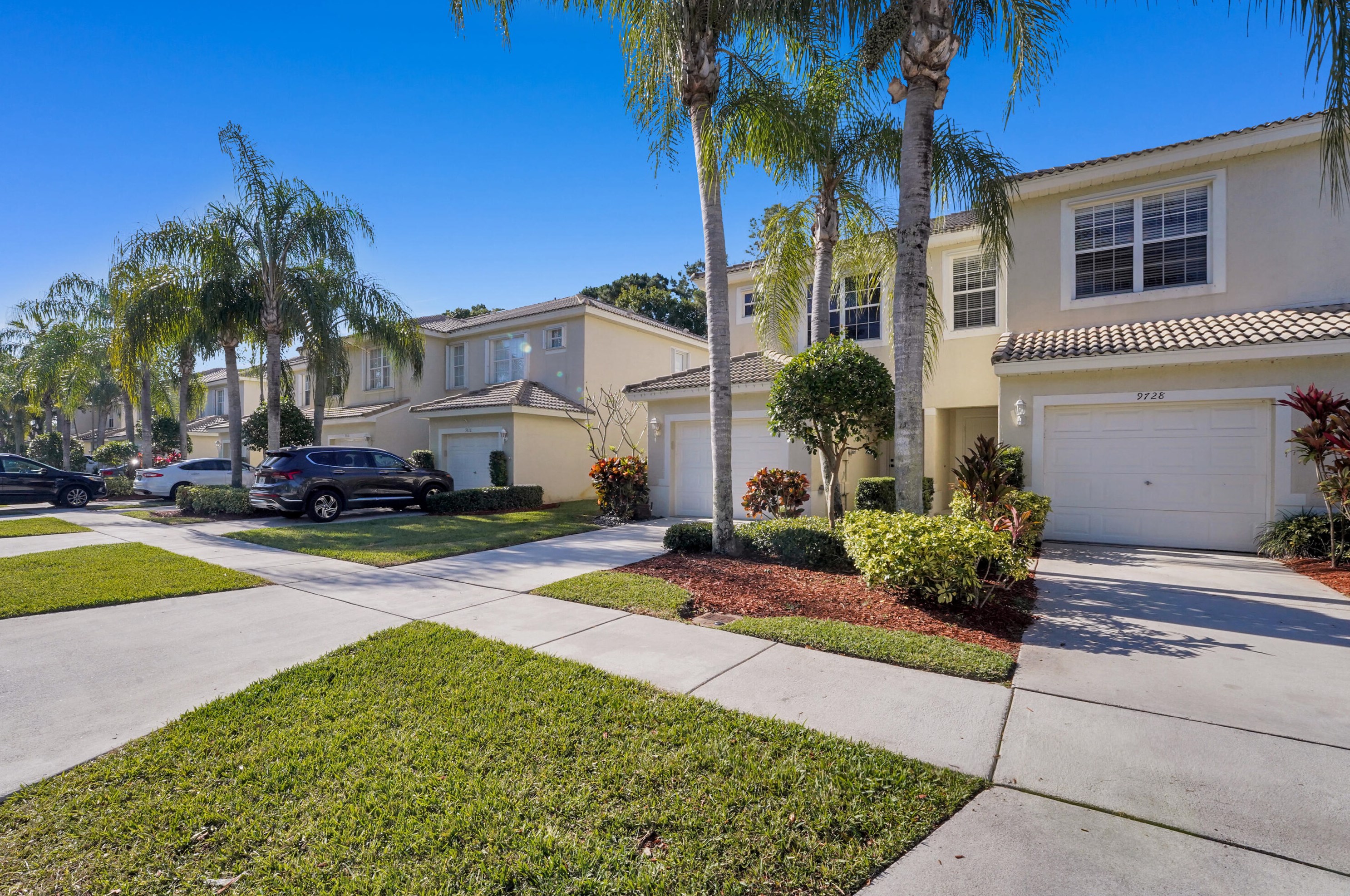 9728 Lago Dr, Boynton Beach, FL 33472-2770