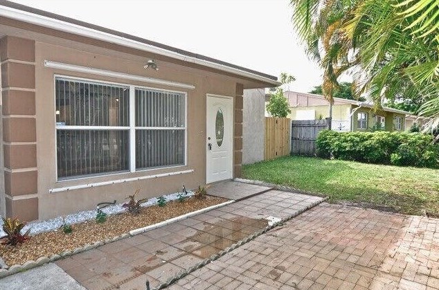 472 Seminole Dr, Lake Worth, FL 33462-2251