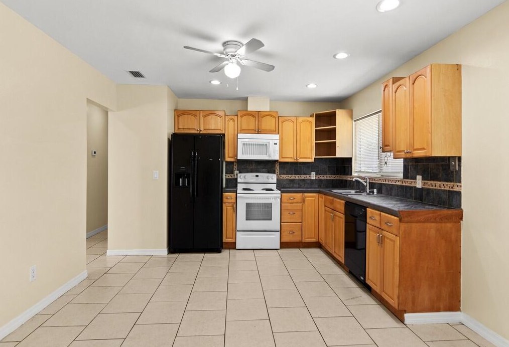 254 Bridgeport Dr, Fort Pierce FL  34953-7111 exterior