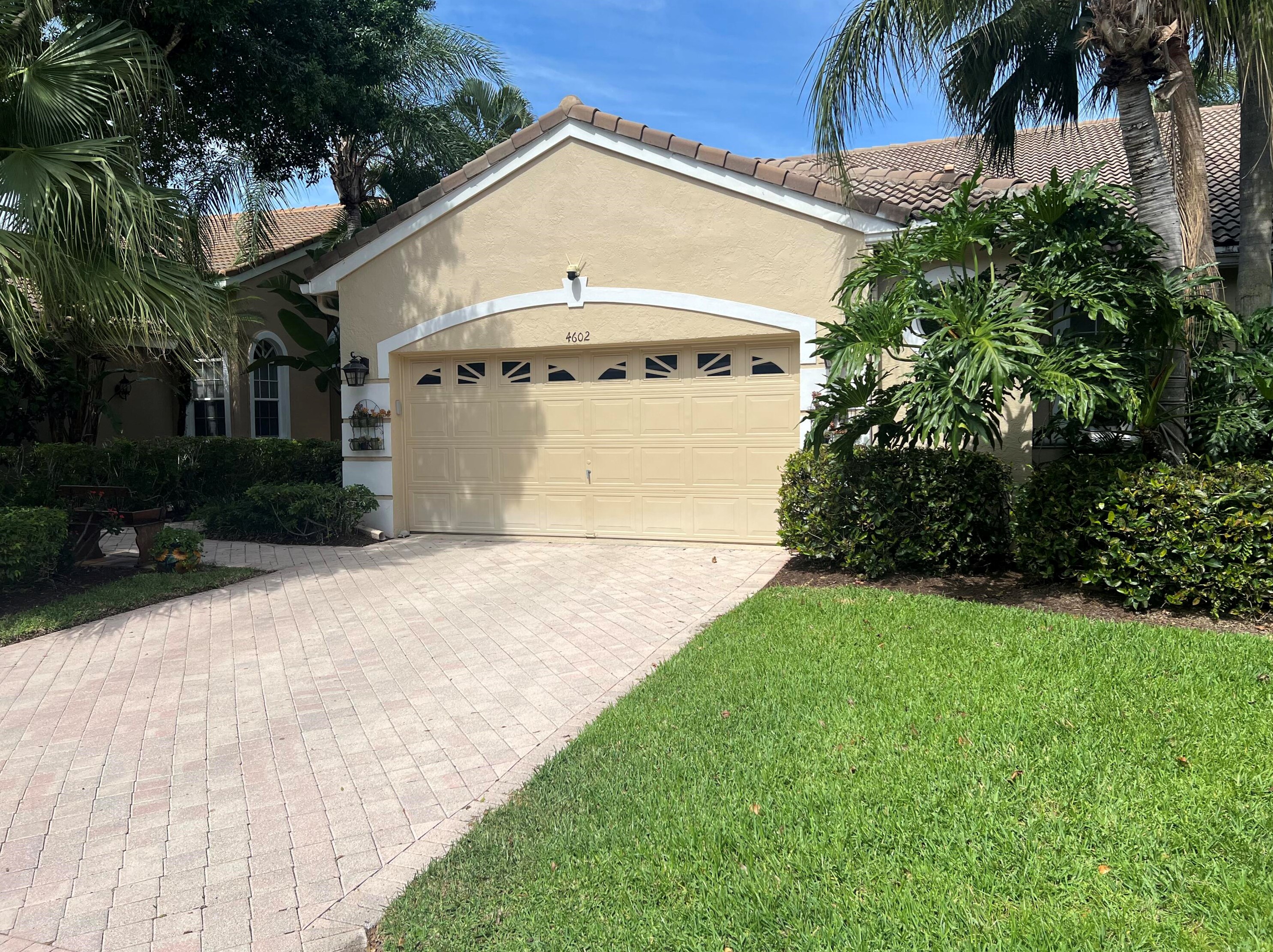 4602 Carlton Golf Dr, Lake Worth, FL 33449