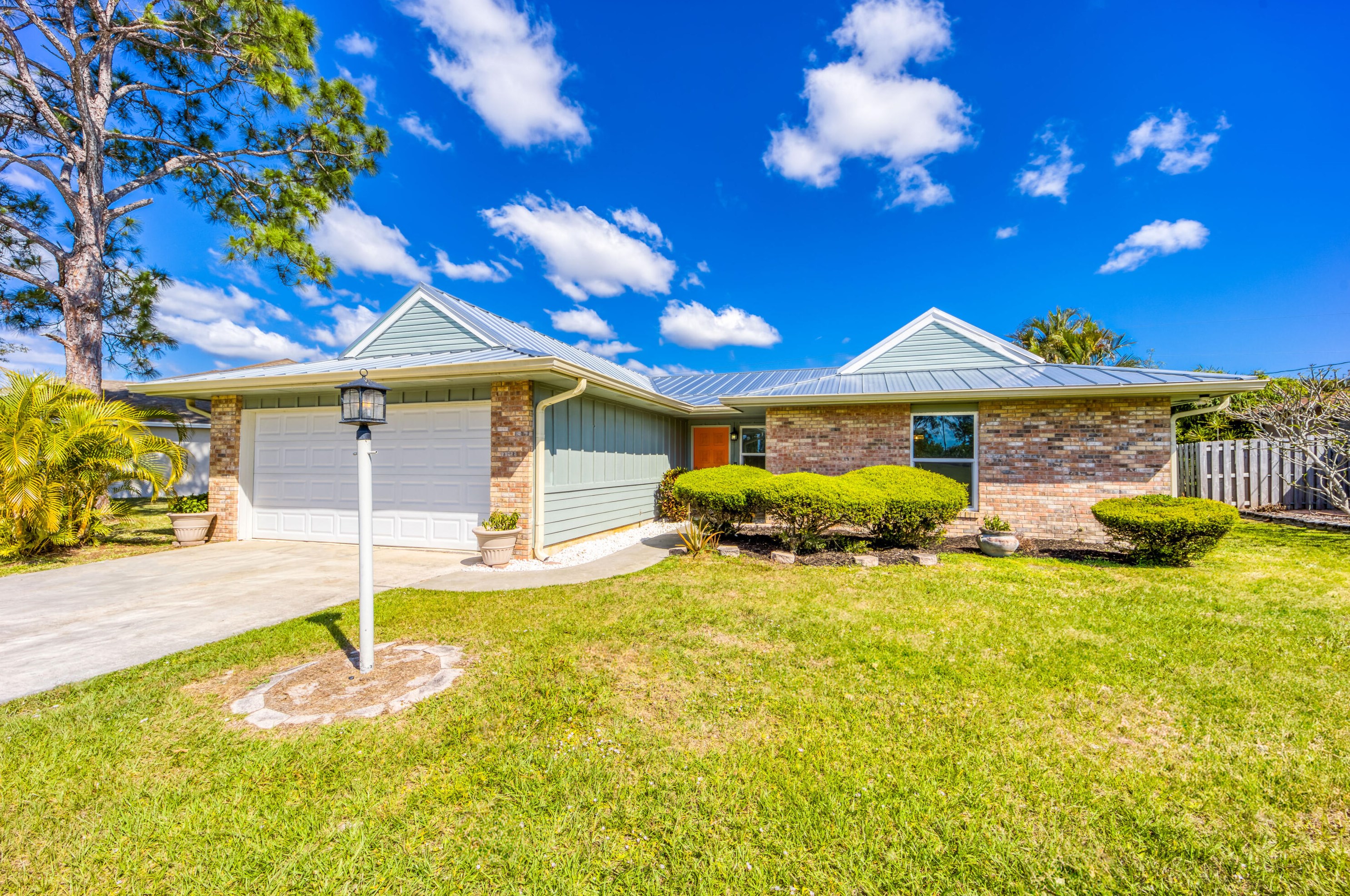 1167 Cambridge Dr, Fort Pierce, FL 34952-5302