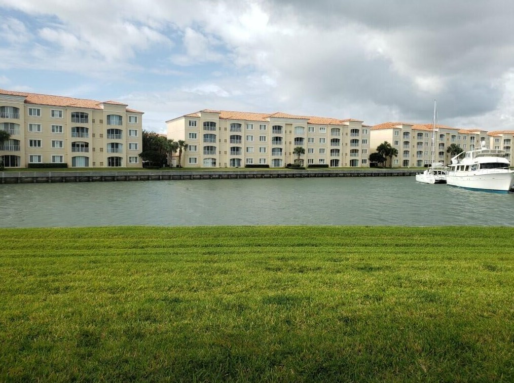 8 Harbour Isle Dr, Fort Pierce FL 34949-2750 exterior