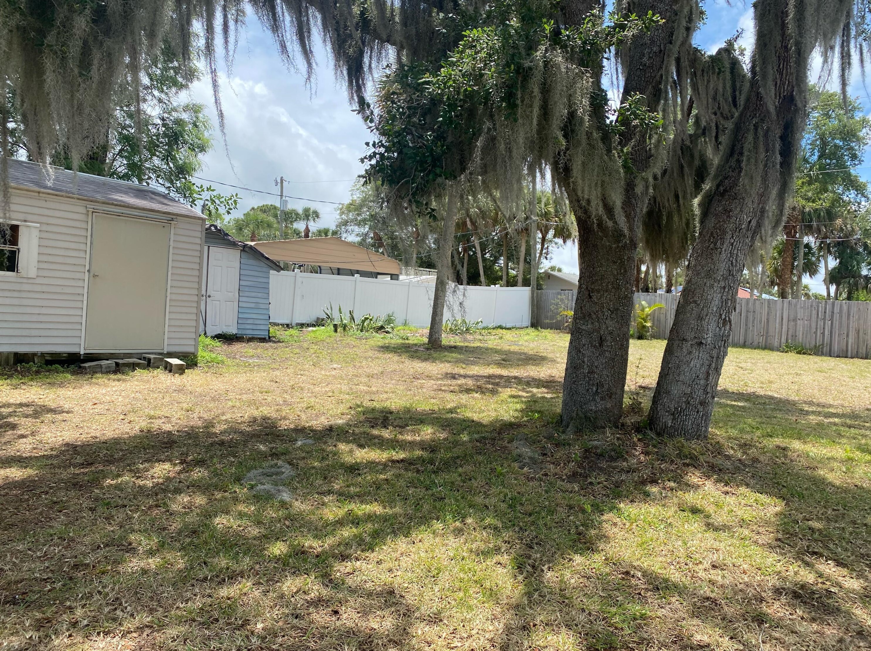 1069 Old Dixie Hwy, Vero Beach FL  32960-3746 exterior