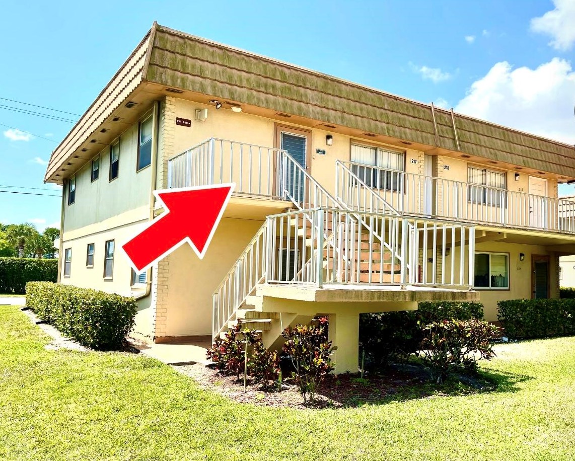 217 Saxony, Delray Beach FL  33446-1843 exterior