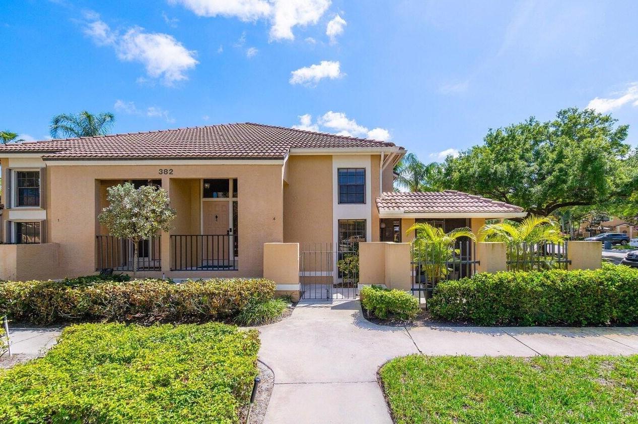 382 Prestwick Cir, West Palm Beach, FL 33418-8418