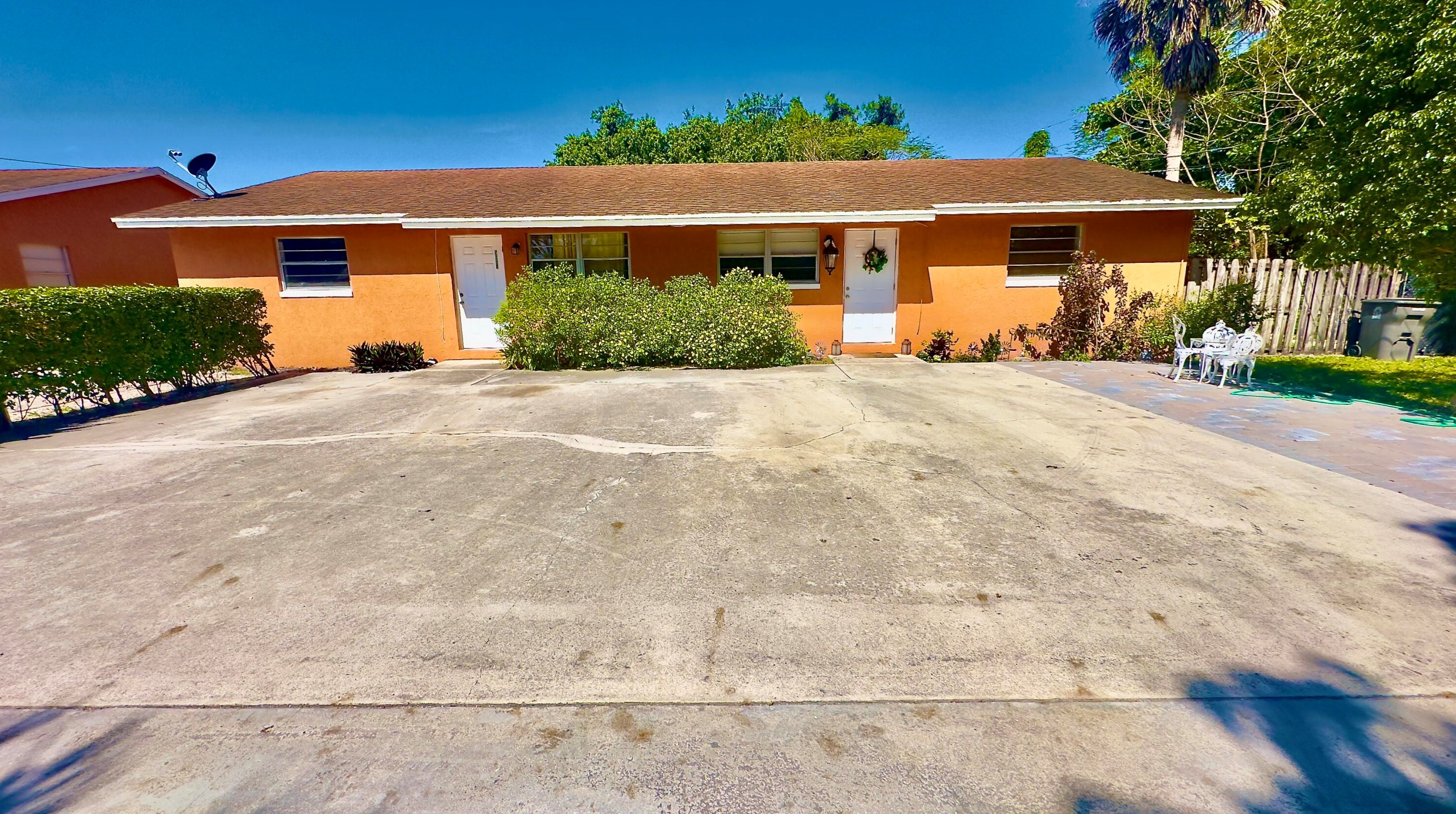 5655 Mango Rd, West Palm Beach, FL 33413-1851