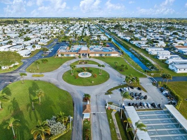 10024 Granada Bay, Boynton Beach FL 33436-2221 exterior