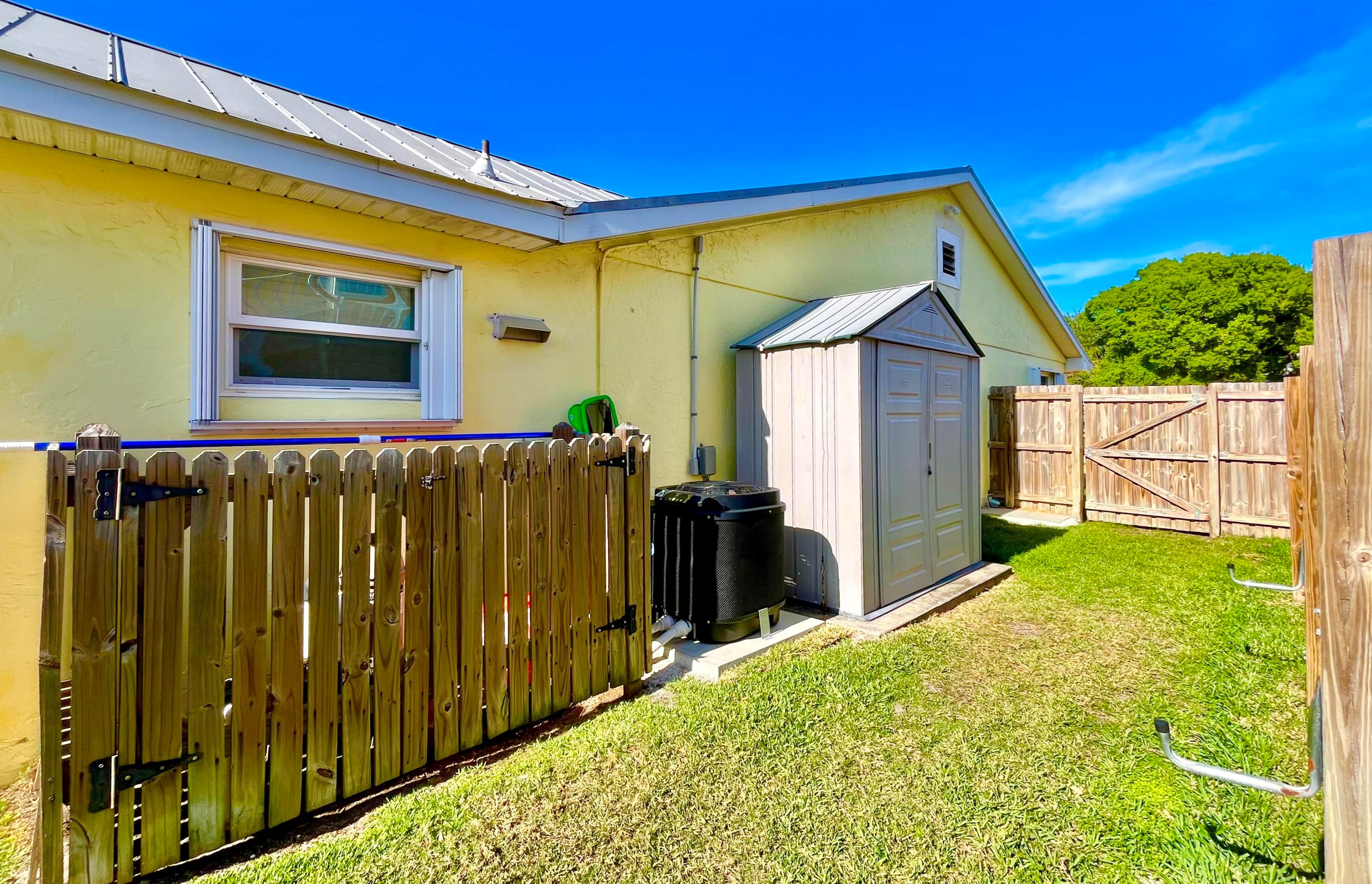 1933 Robalo Dr, Vero Beach FL  32960-5240 exterior