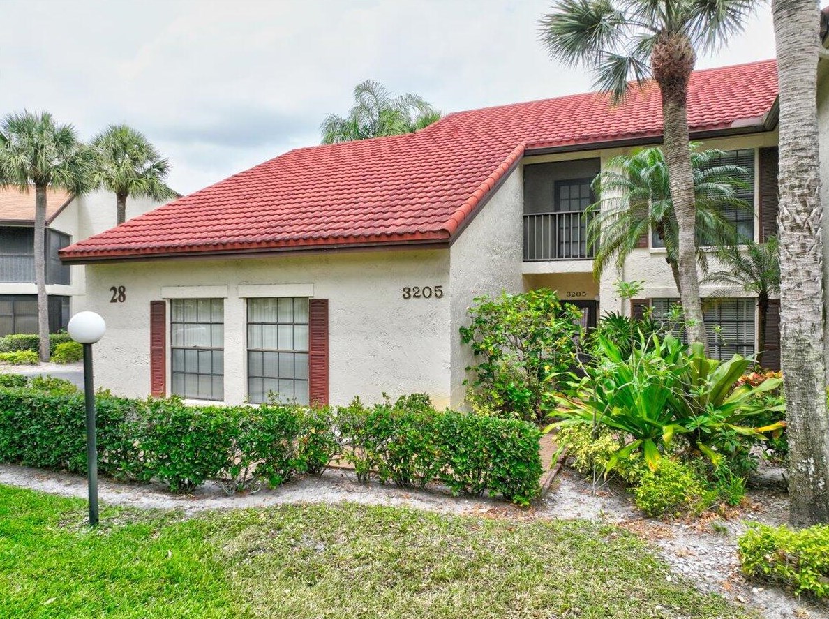 3205 Jog Park Dr, Lake Worth, FL 33467-2015