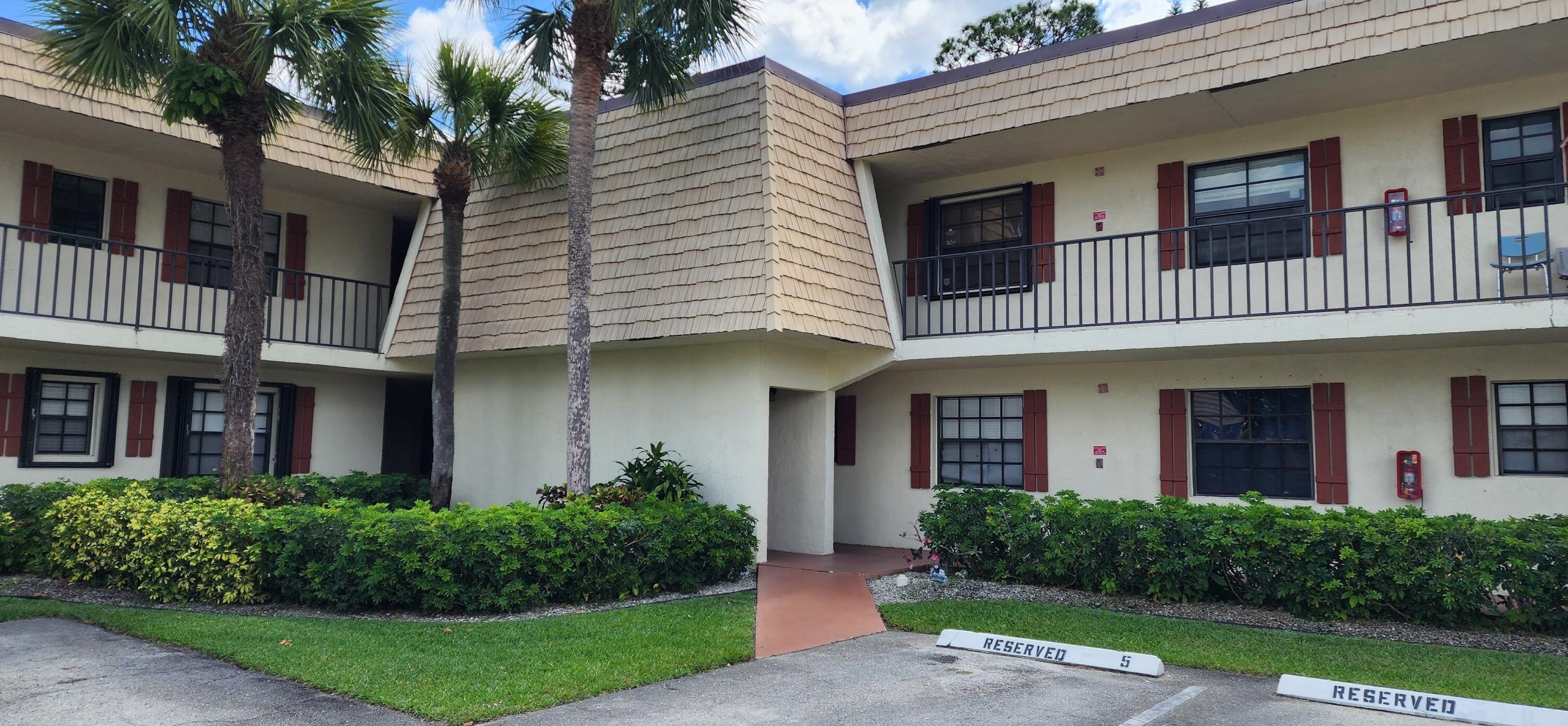 4466 Oak Terrace Dr, Lake Worth, FL 33463