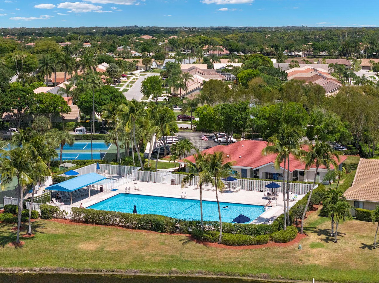 5989 Las Colinas Cir, Lake Worth FL  33463-6558 exterior