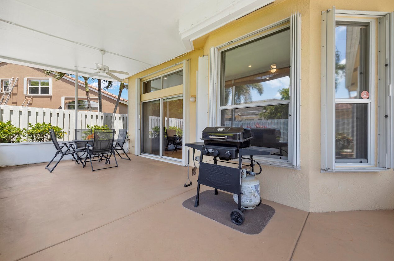 5989 Las Colinas Cir, Lake Worth FL  33463-6558 exterior