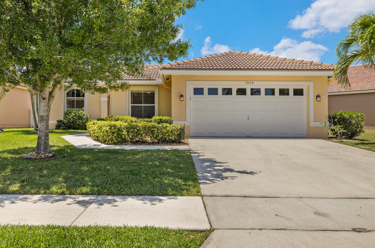 5989 Las Colinas Cir, Lake Worth, FL 33463-6558