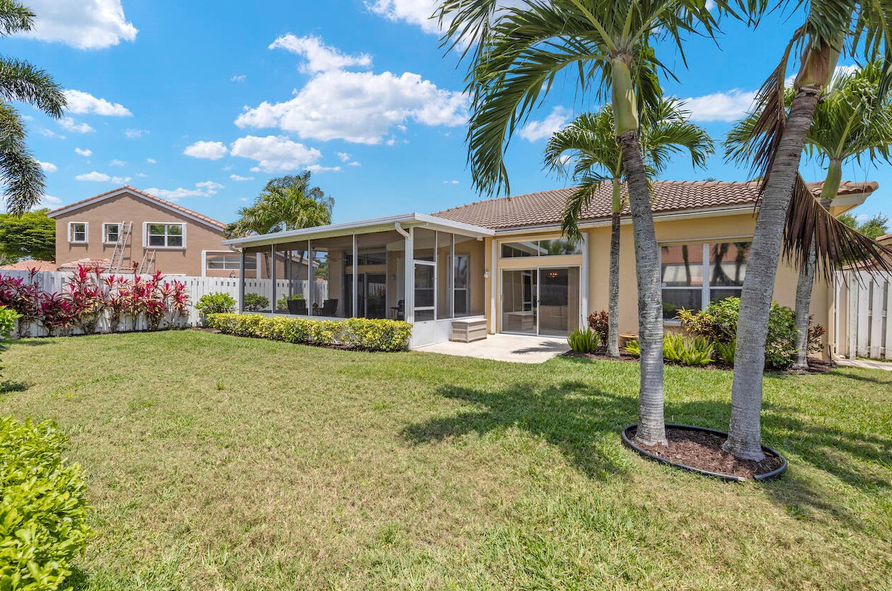 5989 Las Colinas Cir, Lake Worth FL  33463-6558 exterior