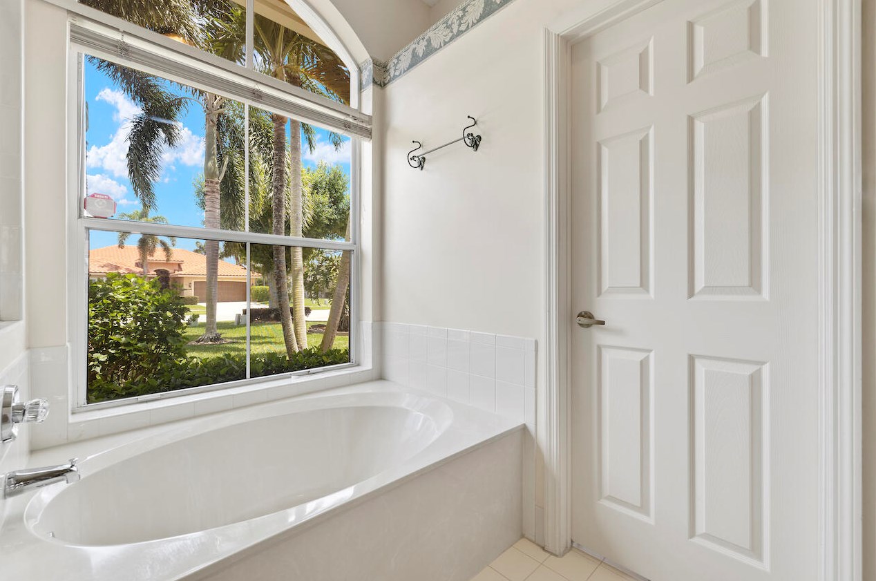 5989 Las Colinas Cir, Lake Worth FL  33463-6558 exterior