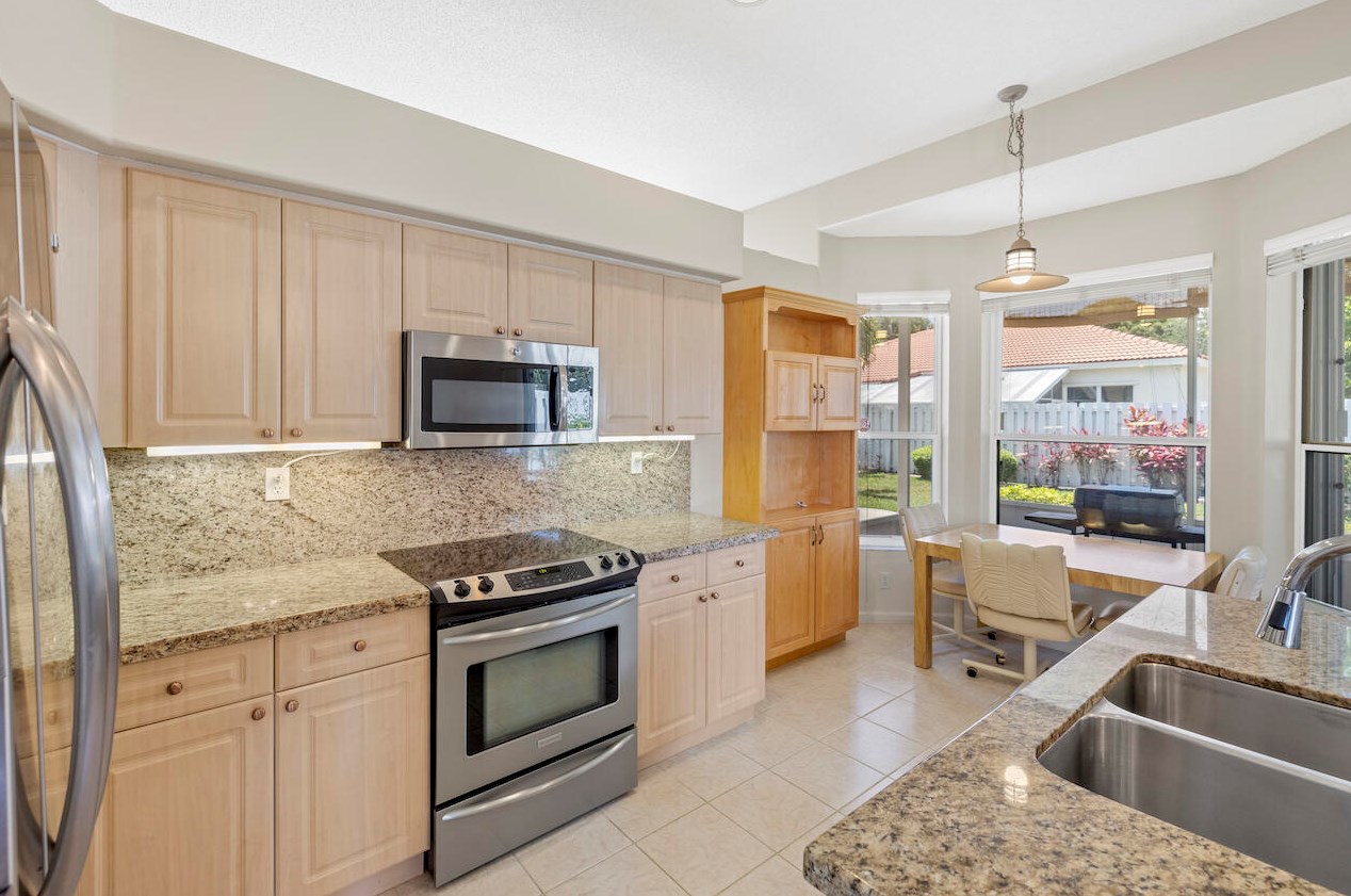 5989 Las Colinas Cir, Lake Worth FL  33463-6558 exterior