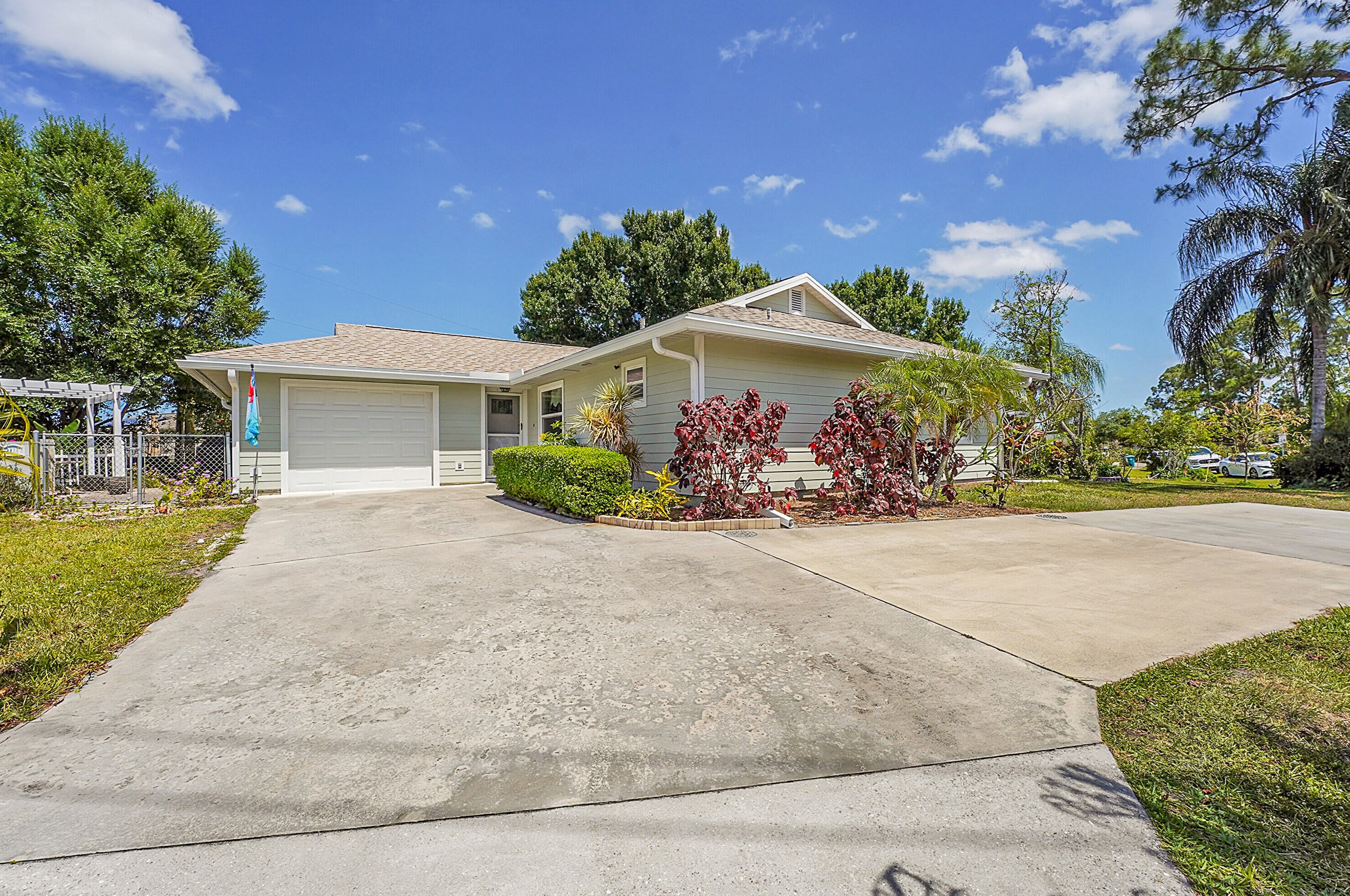2411 Floresta Dr, Fort Pierce, FL 34984-5220