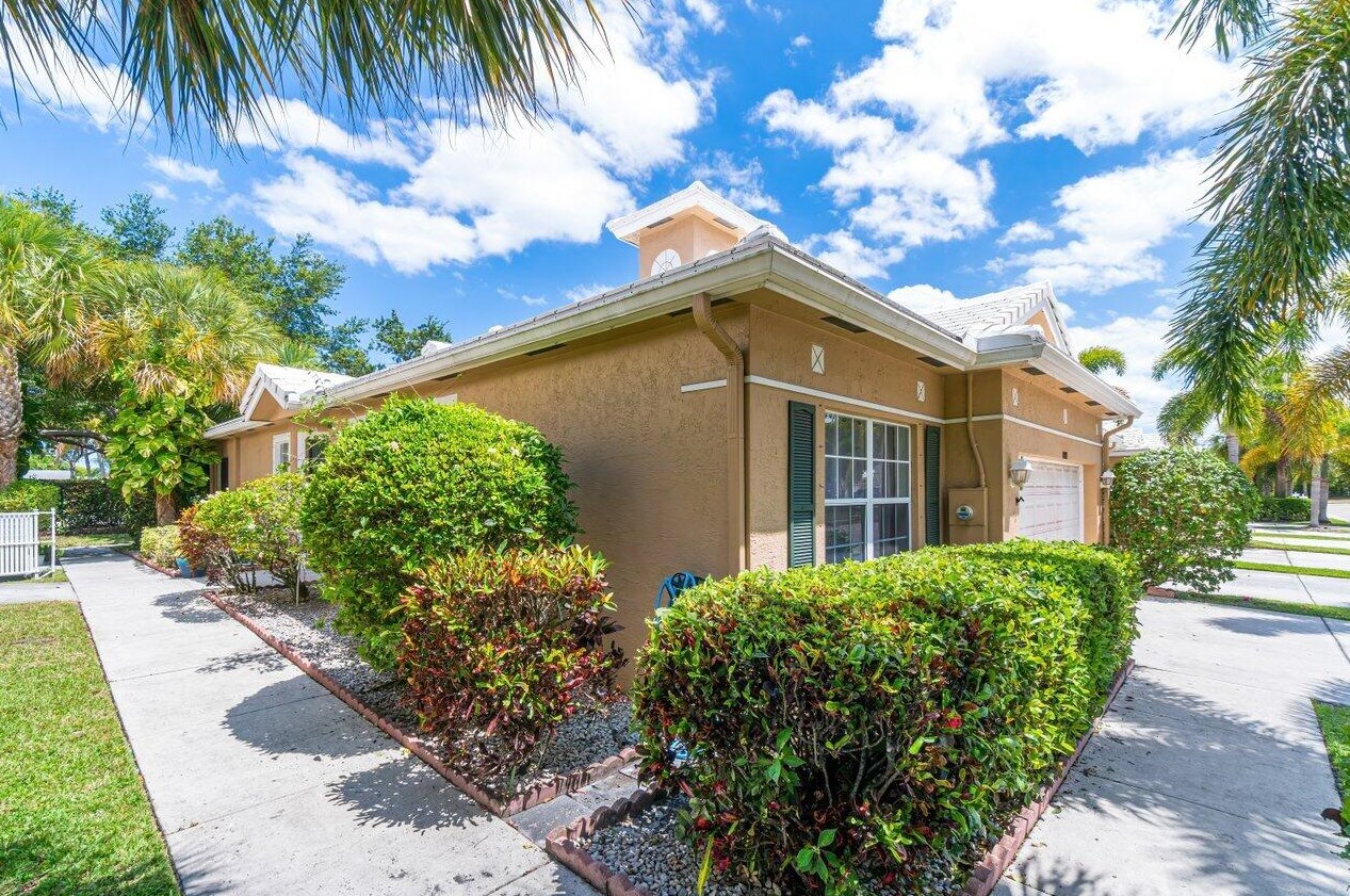 6947 Blue Skies Dr, Lake Worth, FL 33463-7464
