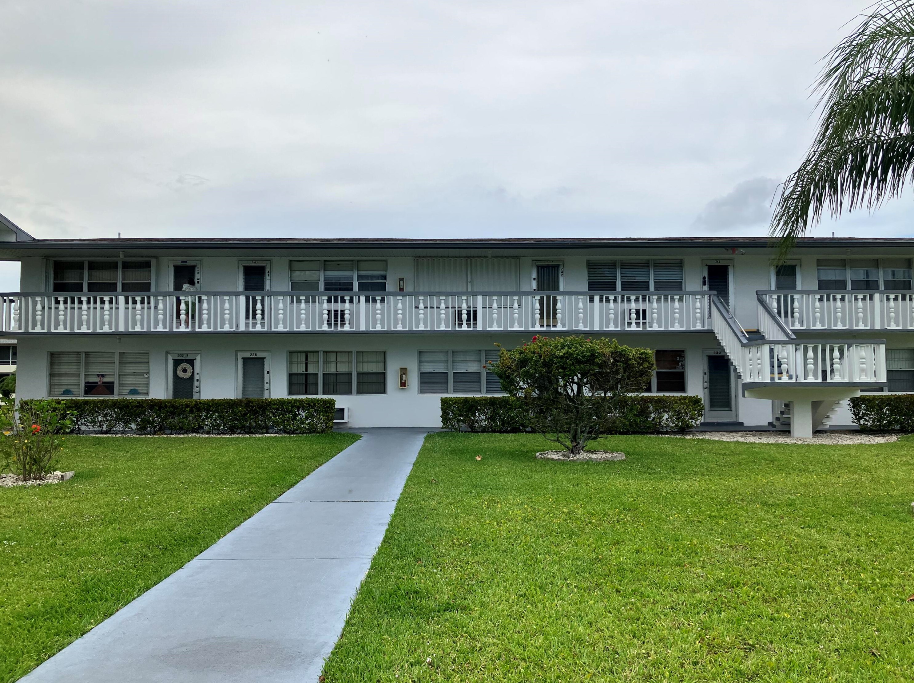 226 Camden J, West Palm Beach, FL 33417-2032