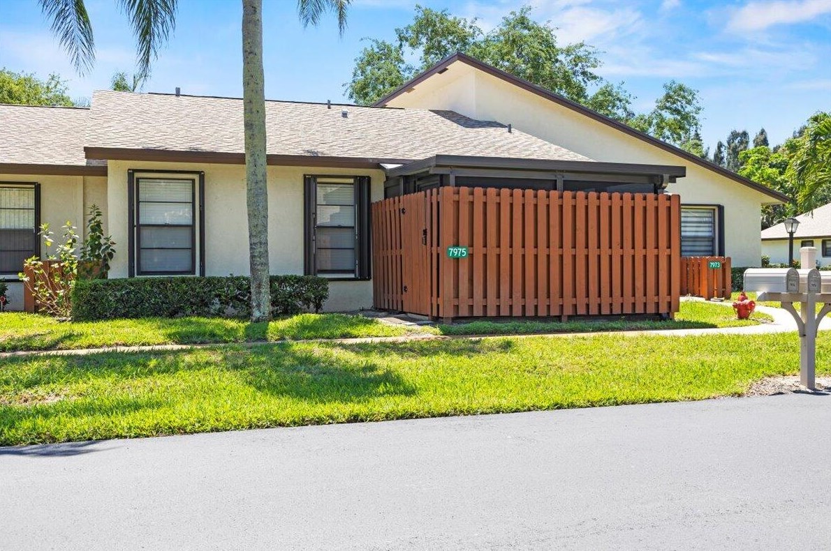 7975 Villa Cir, Hobe Sound, FL 33455-2078