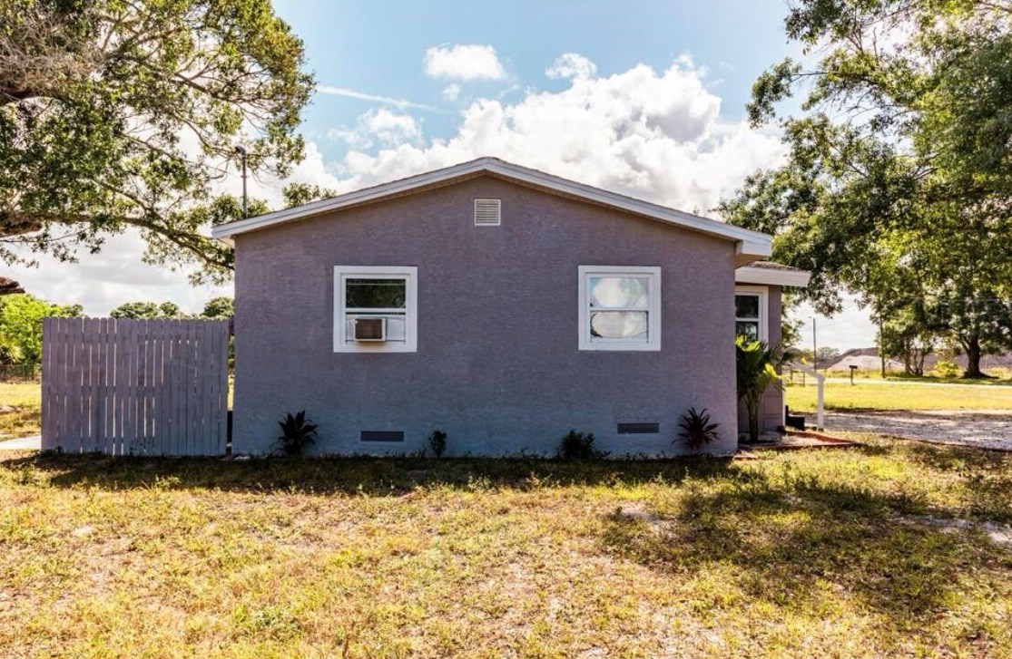 808 11th St, Okeechobee FL  34972-2051 exterior