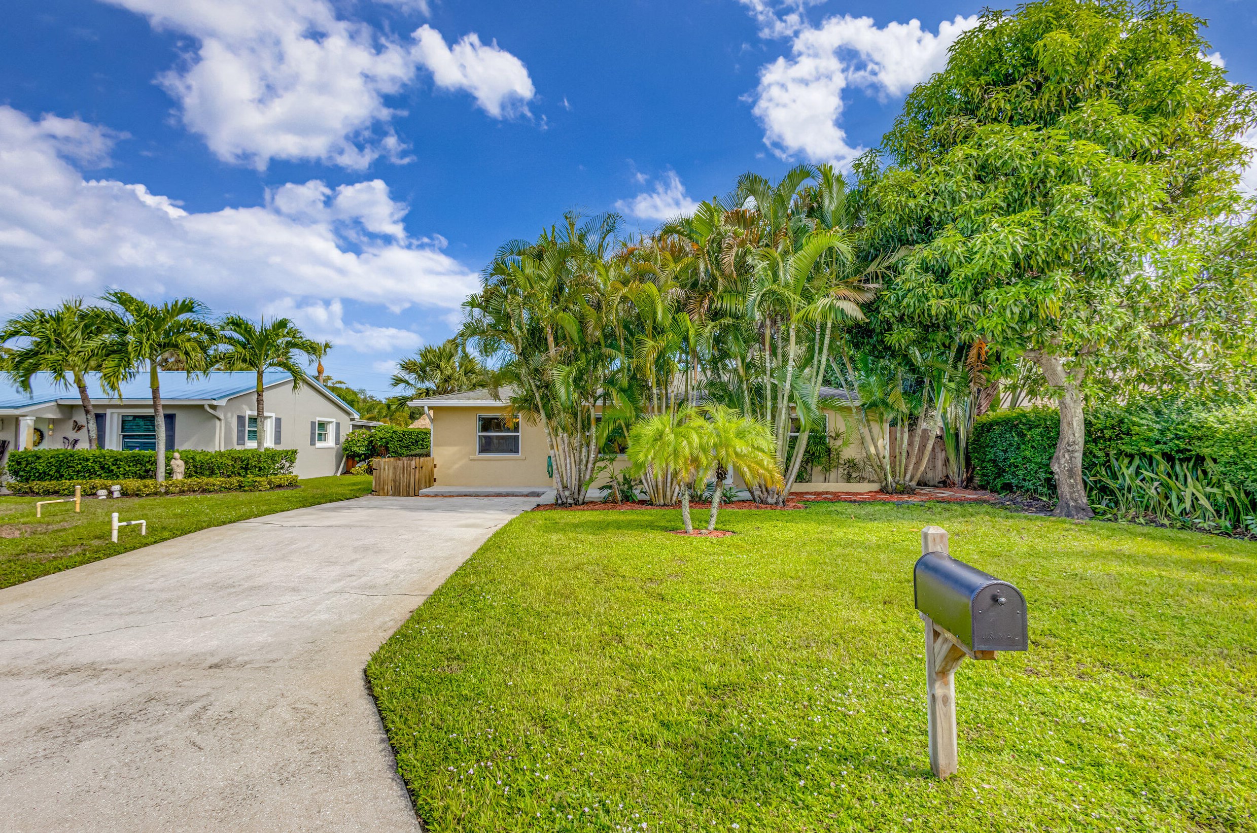 2555 Venice Dr, West Palm Beach, FL 33410-2063