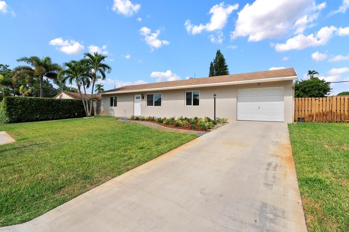 6733 Westview Dr, Lake Worth, FL 33462-3955