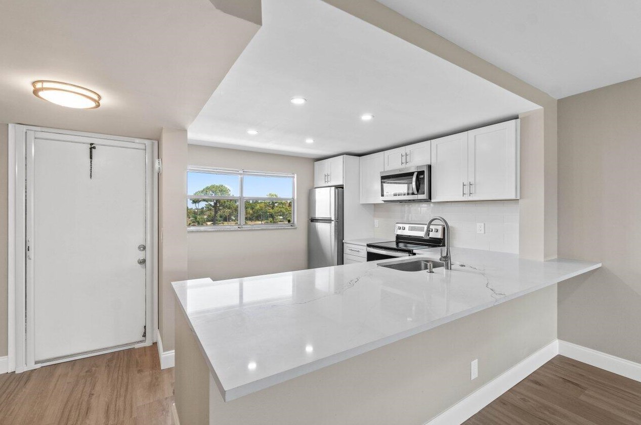 3661 Via Poinciana #404, Lake Worth, FL 33467