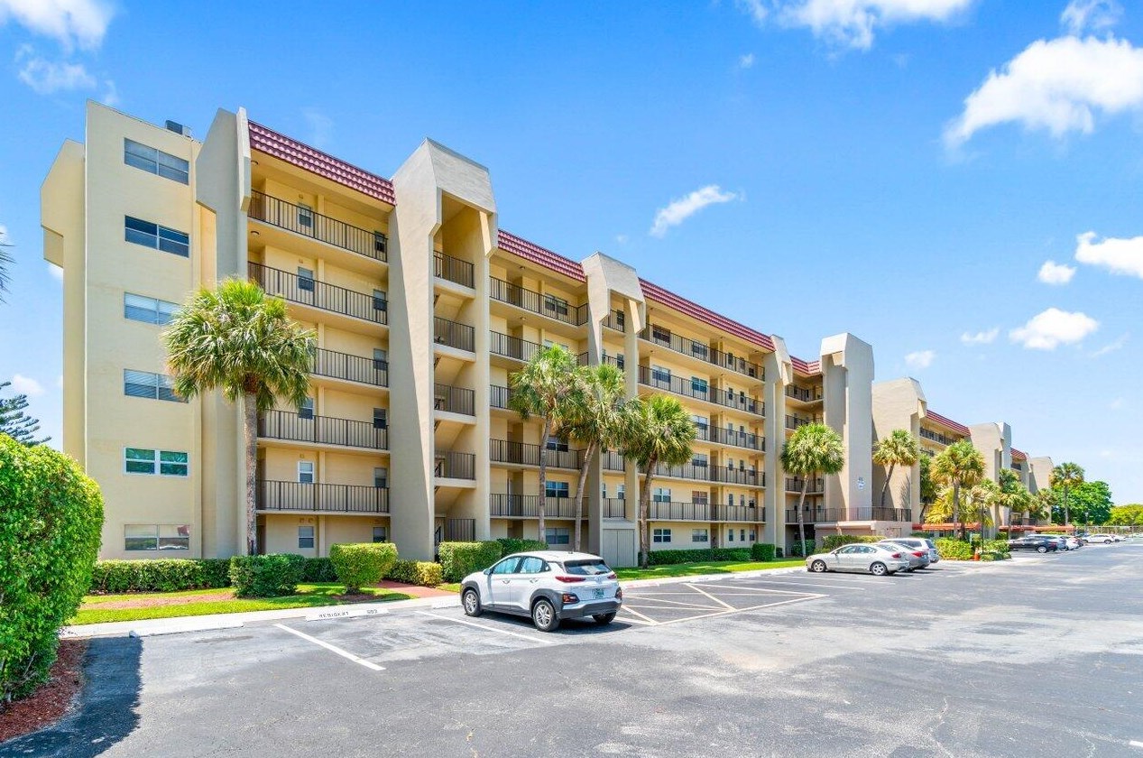 3661 Via Poinciana, Lake Worth FL  33467-2853 exterior