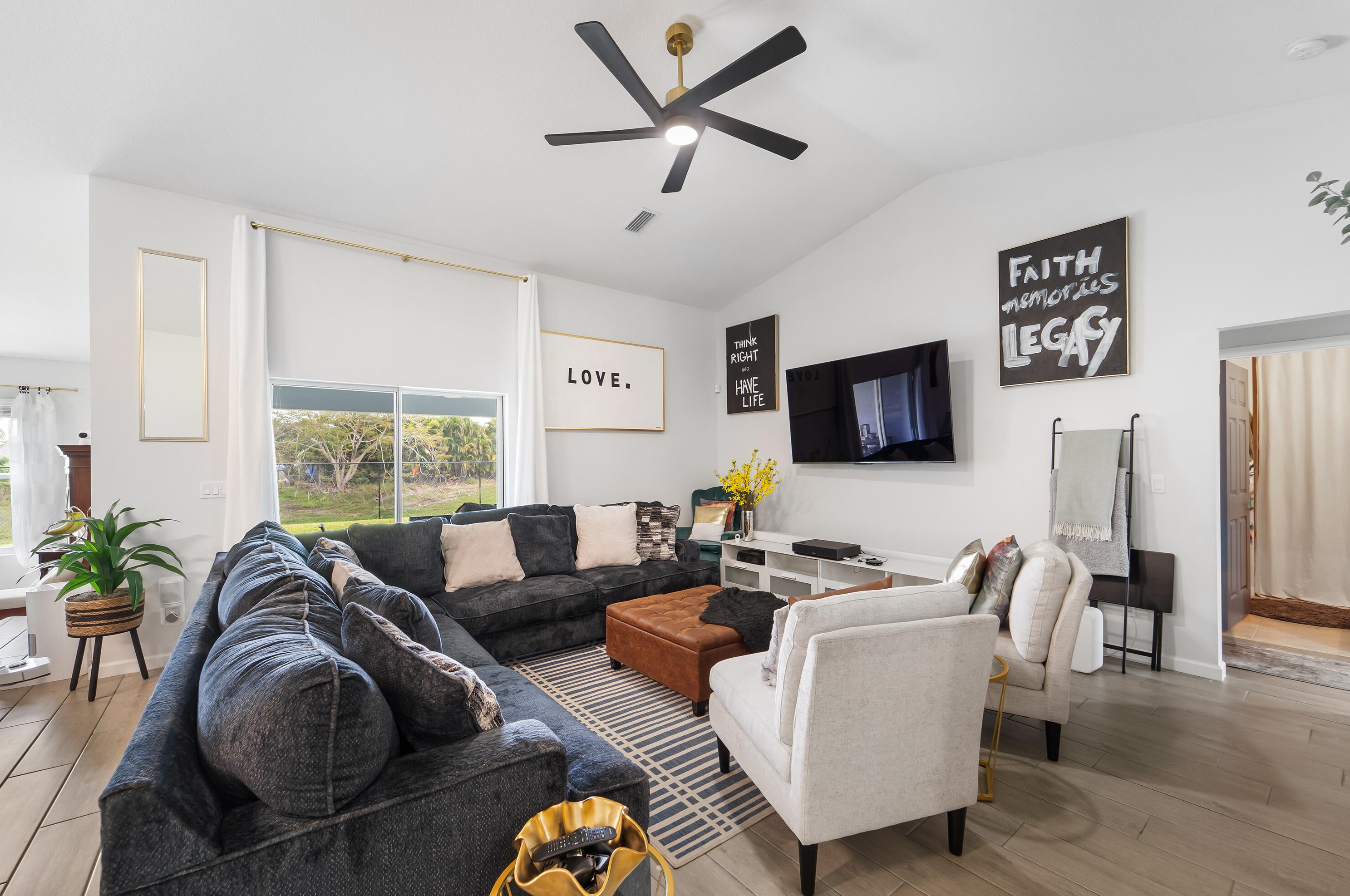 395 Whitmore Dr, Fort Pierce FL 34984-4529 exterior