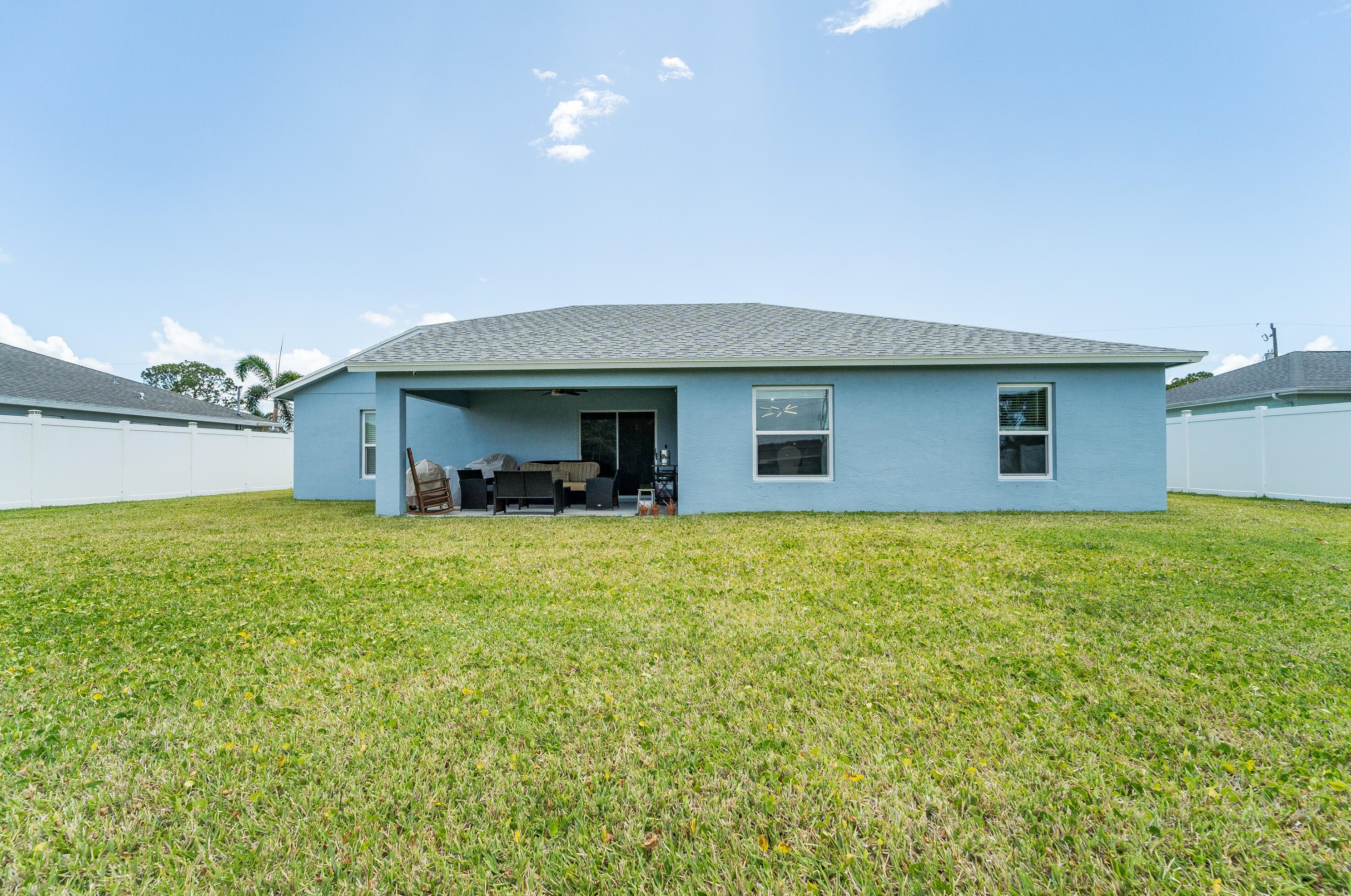 395 Whitmore Dr, Fort Pierce FL 34984-4529 exterior