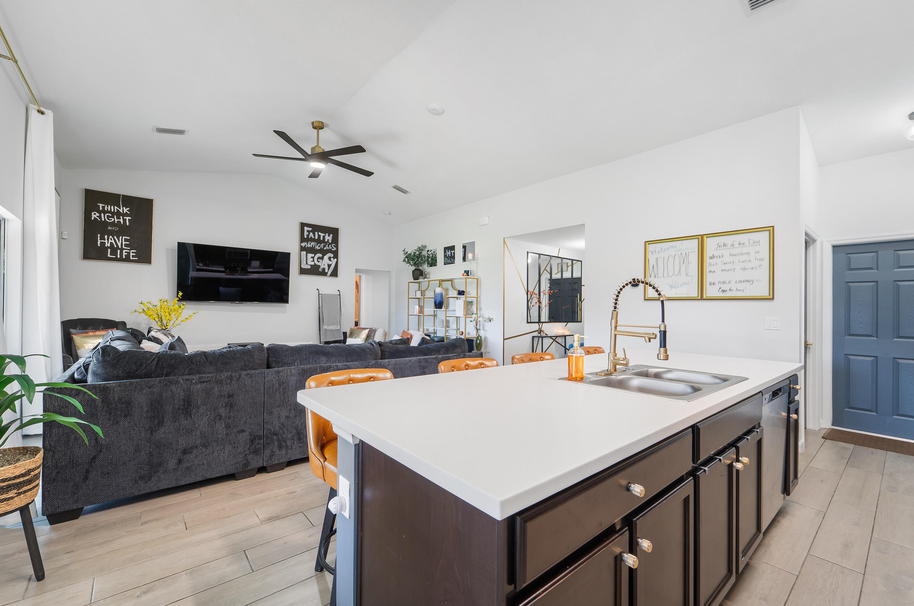 395 Whitmore Dr, Fort Pierce FL 34984-4529 exterior