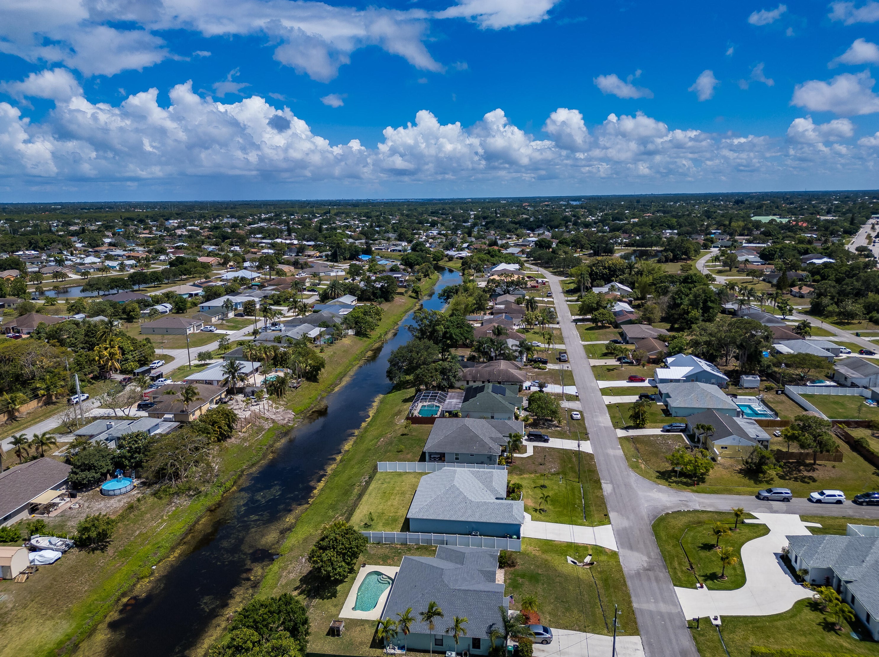 395 Whitmore Dr, Fort Pierce FL 34984-4529 exterior