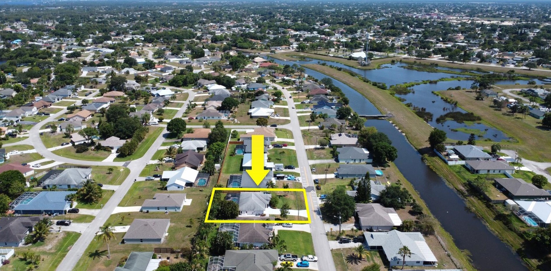 725 Dalton Cir, Fort Pierce FL 34953-5815 exterior