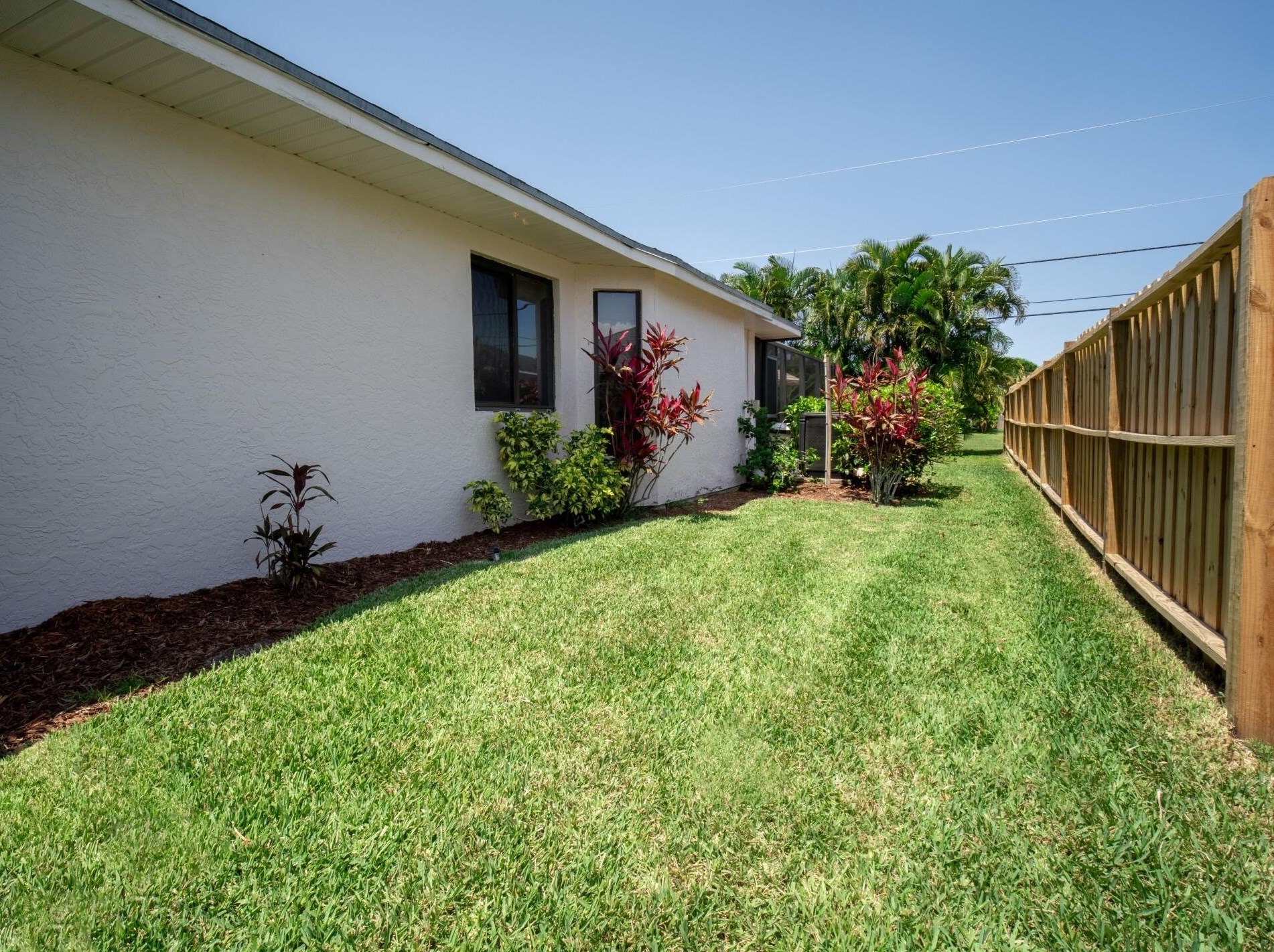 725 Dalton Cir, Fort Pierce FL 34953-5815 exterior