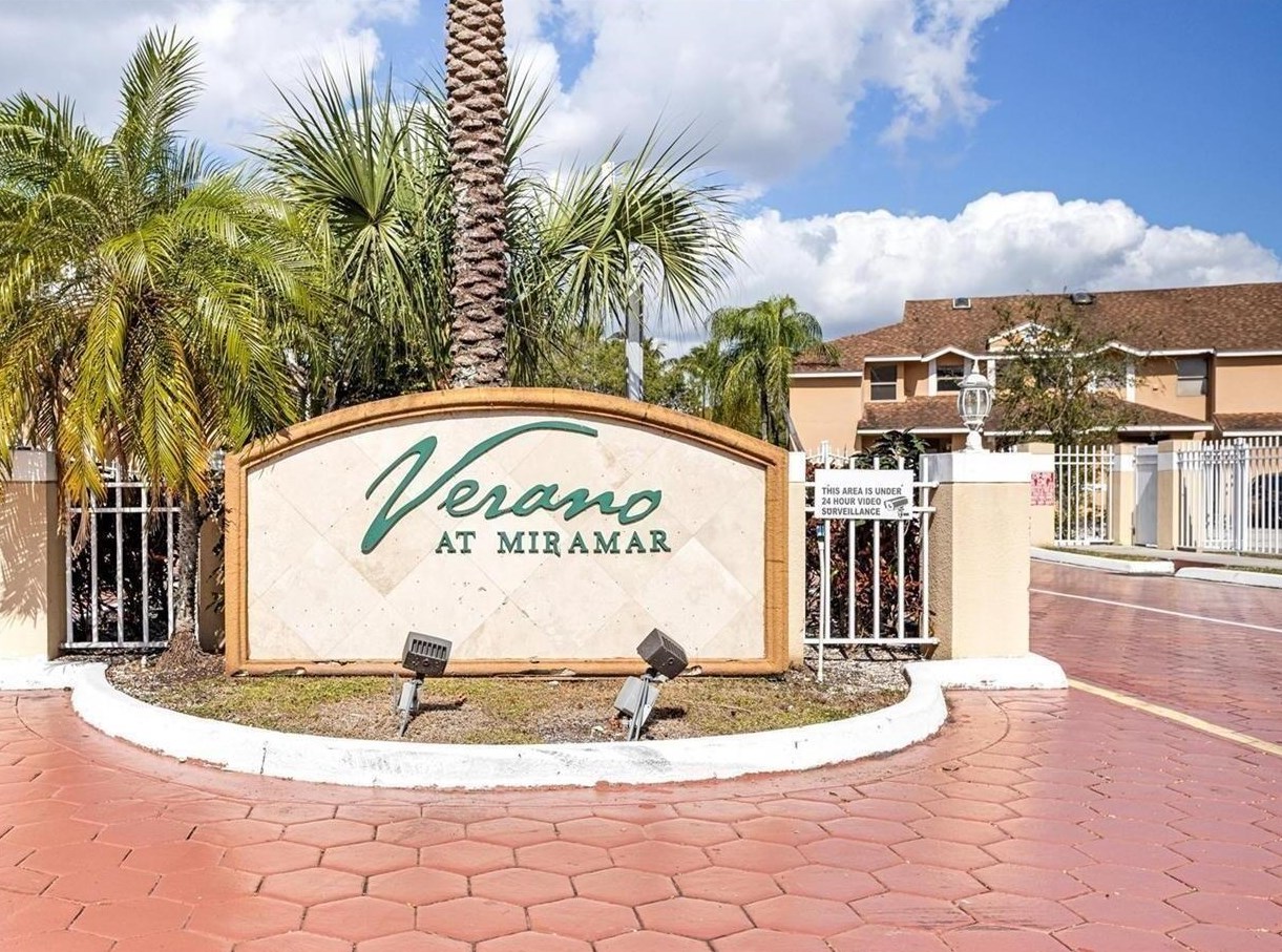 8018 21st Ct, Hollywood, FL 33025-2257