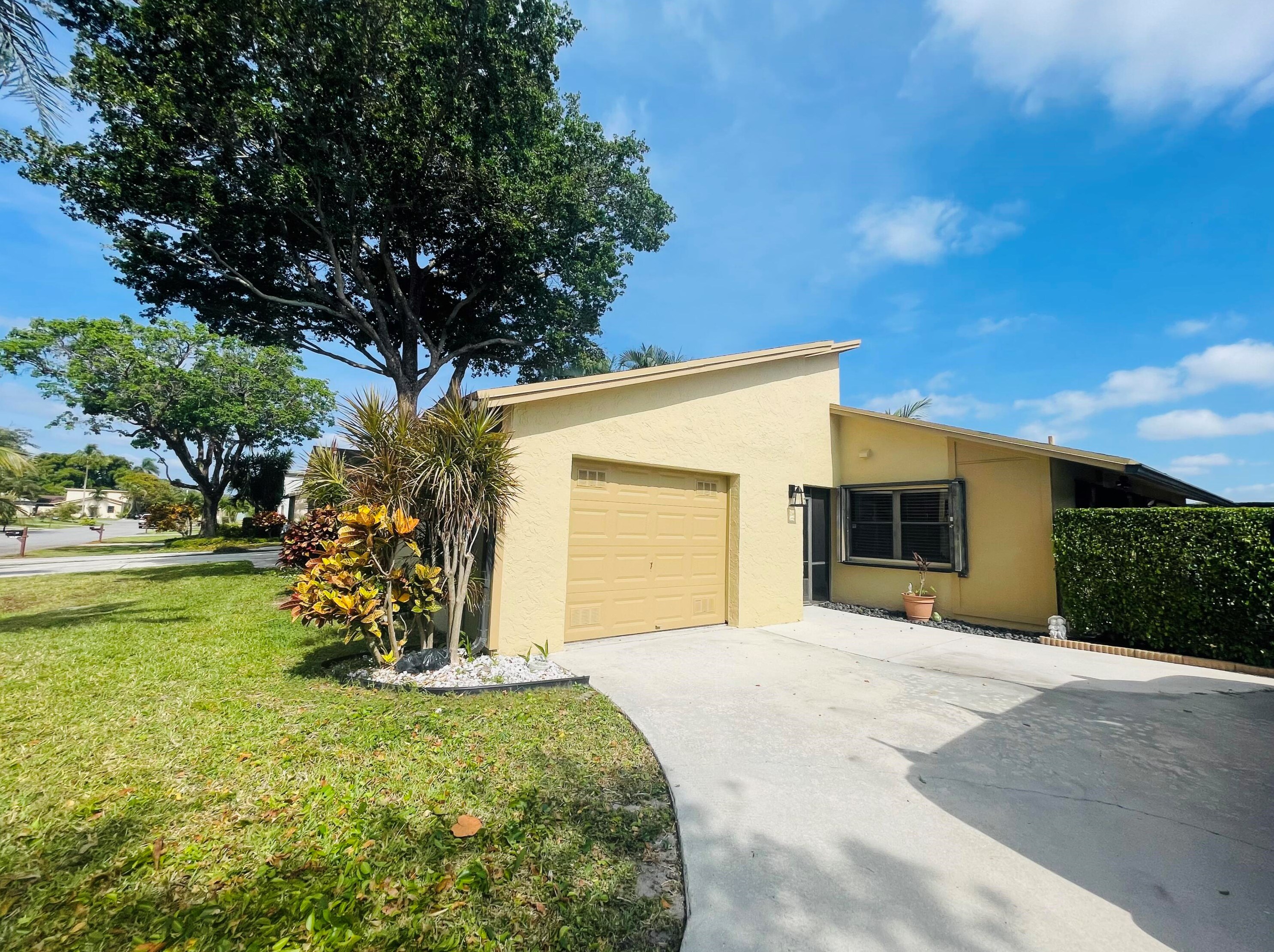 2473 10th St, Delray Beach FL  33445-2082 exterior