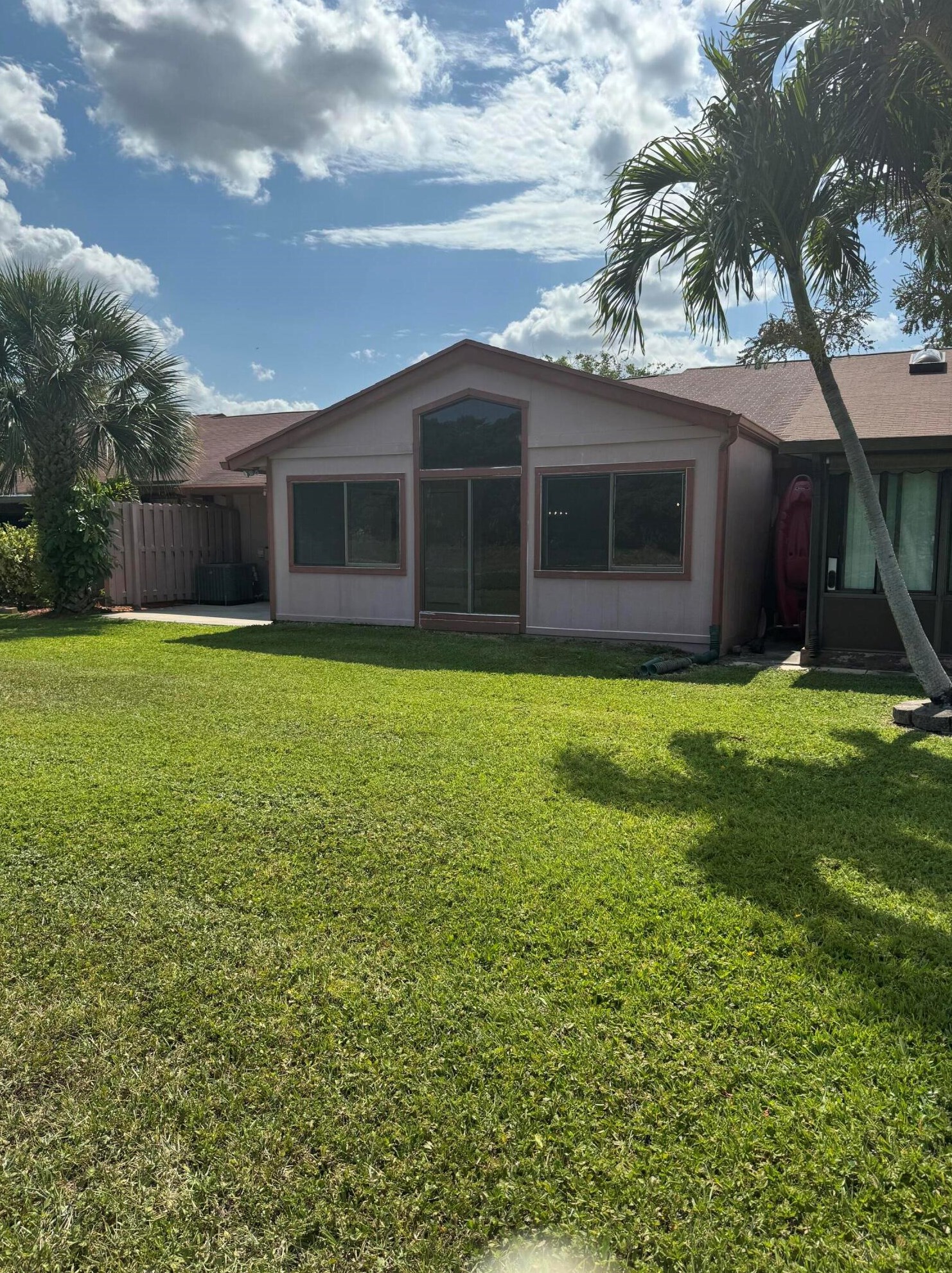 120 Mayfair Ln, Boynton Beach, FL 33426