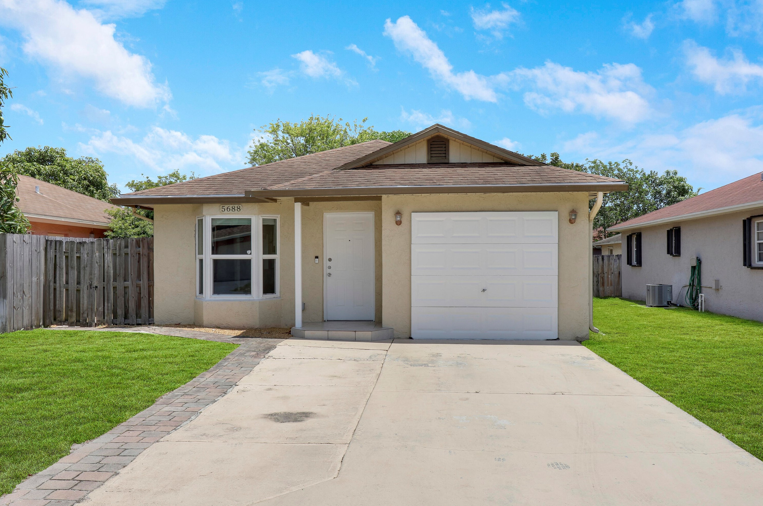 5688 Boynton Cres, Boynton Beach, FL 33437-2636