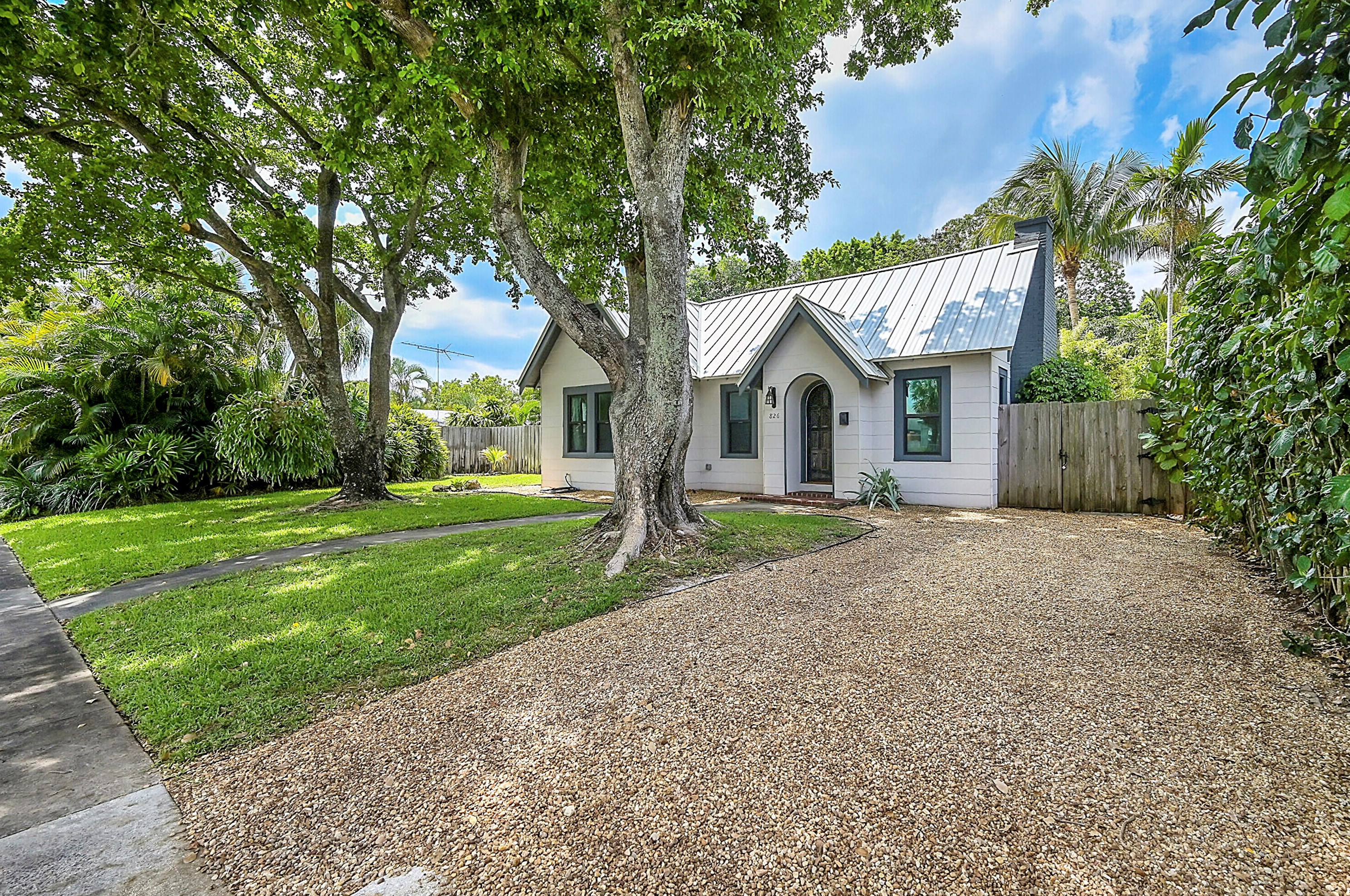 826 Palmetto St, West Palm Beach, FL 33405-3930