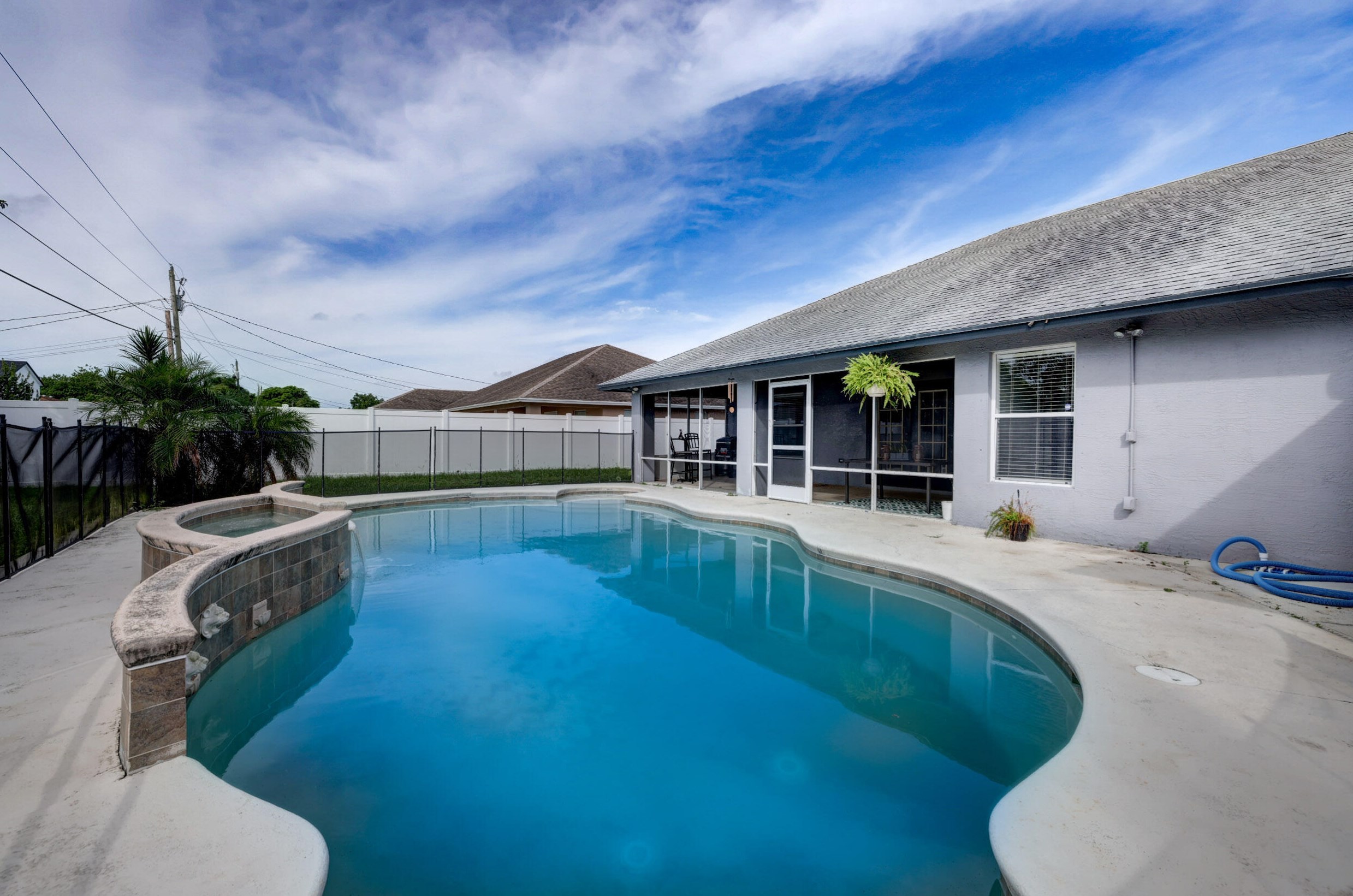 912 Paar Dr, Fort Pierce FL  34953-5623 exterior