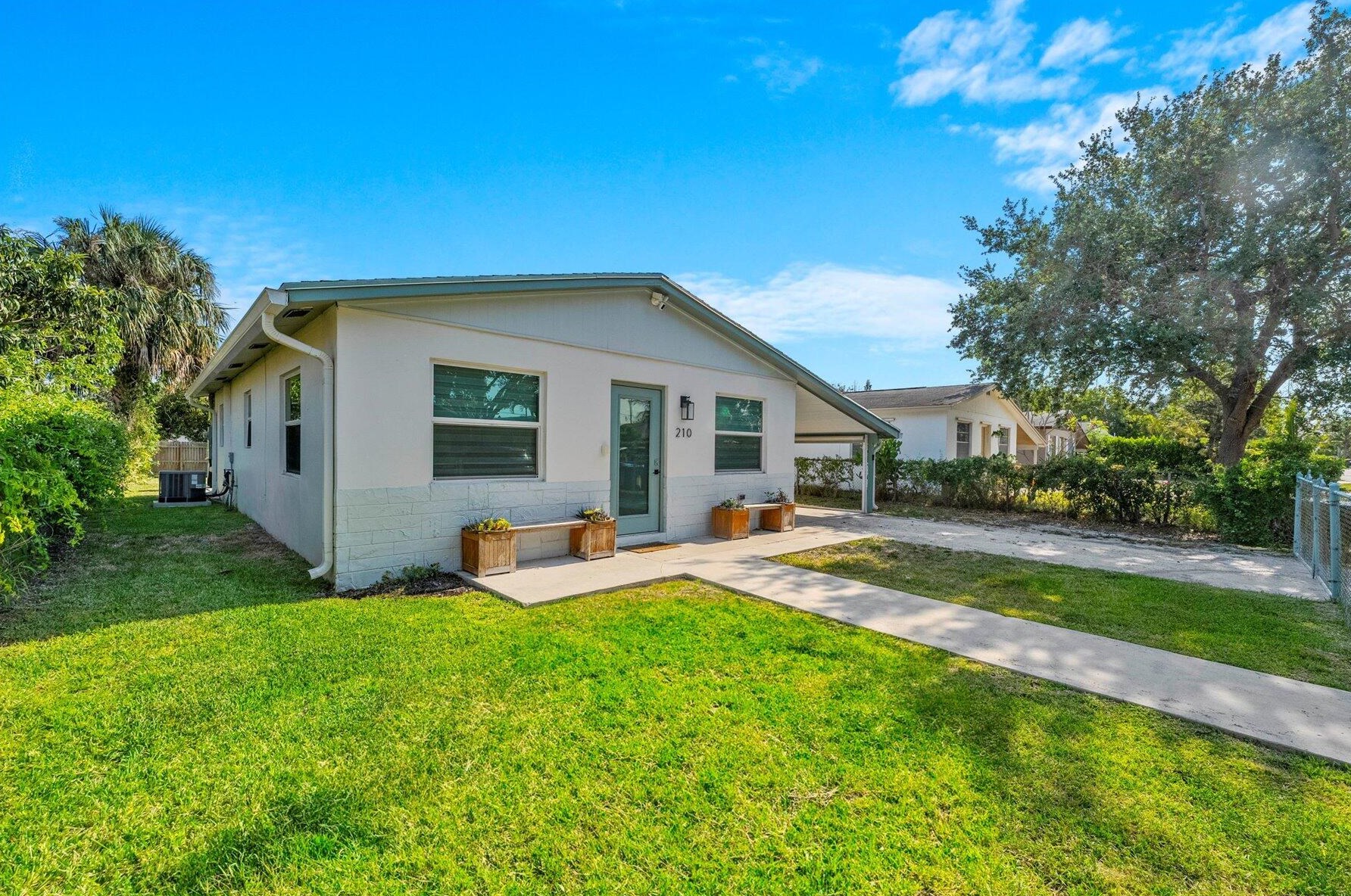 210 6th St, Jupiter, FL 33458