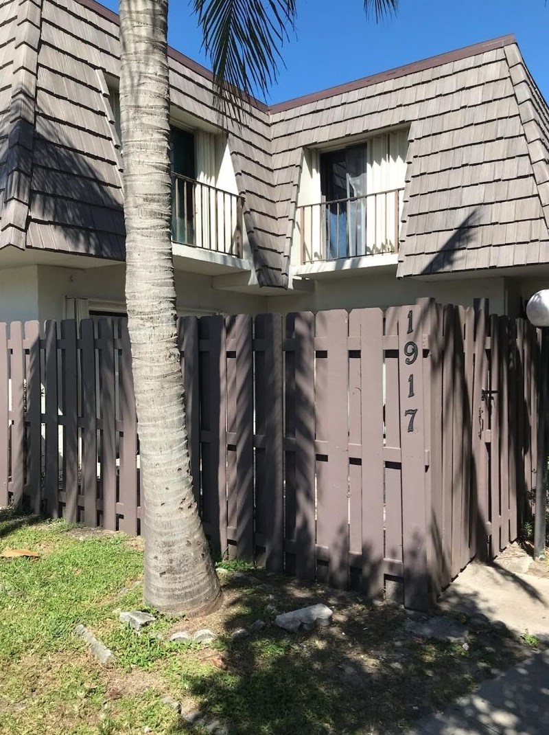 1917 Congress Ave, West Palm Beach FL  33401-1648 exterior
