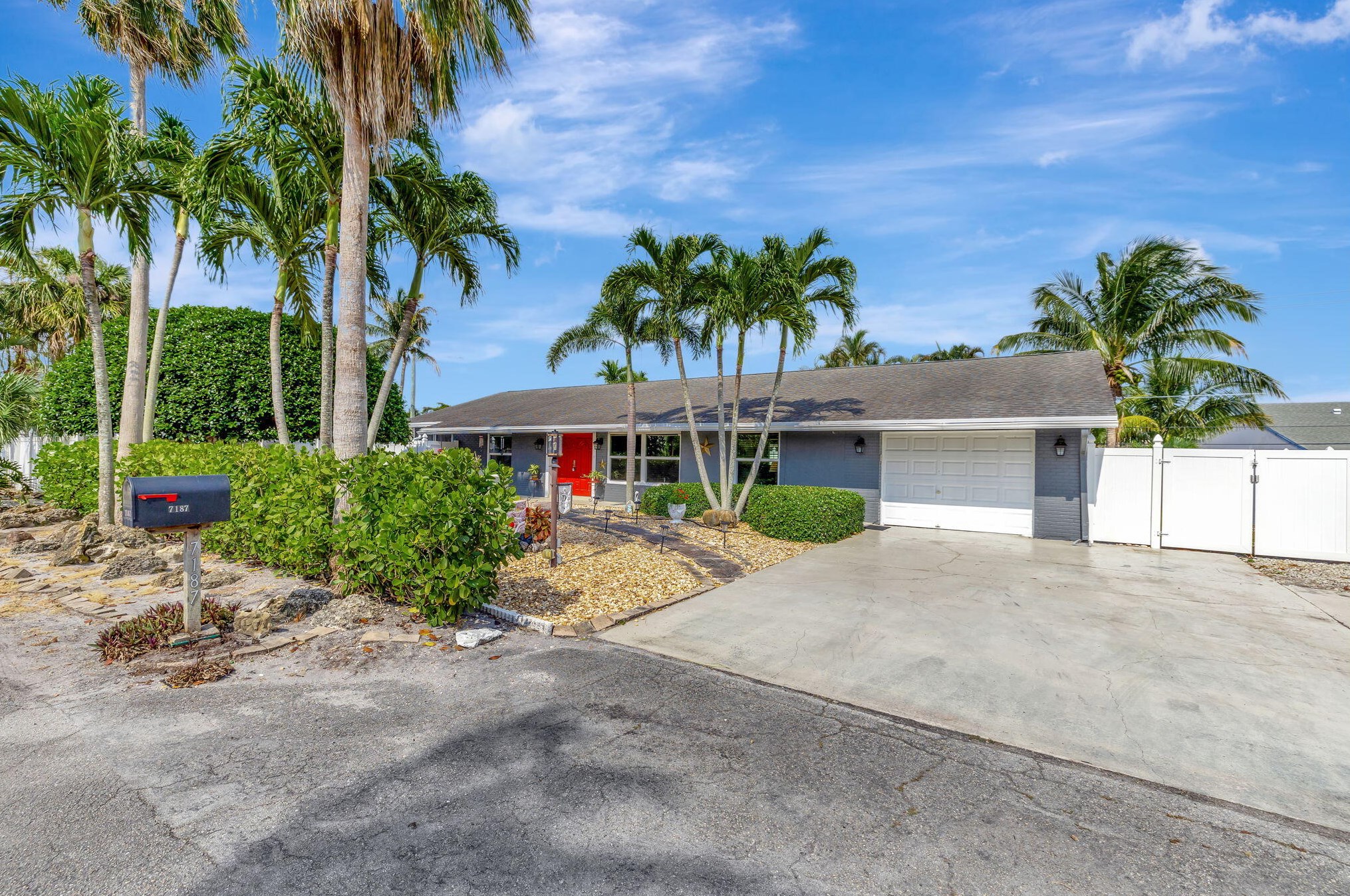 7187 Thompson Rd, Boynton Beach, FL 33426-7658