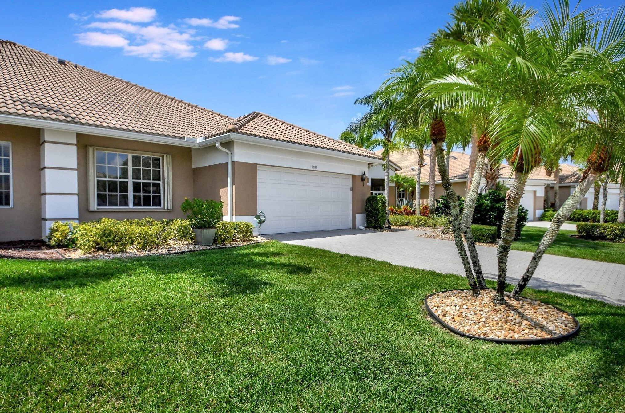 6907 Cairnwell Dr, Boynton Beach FL 33472-2958 exterior