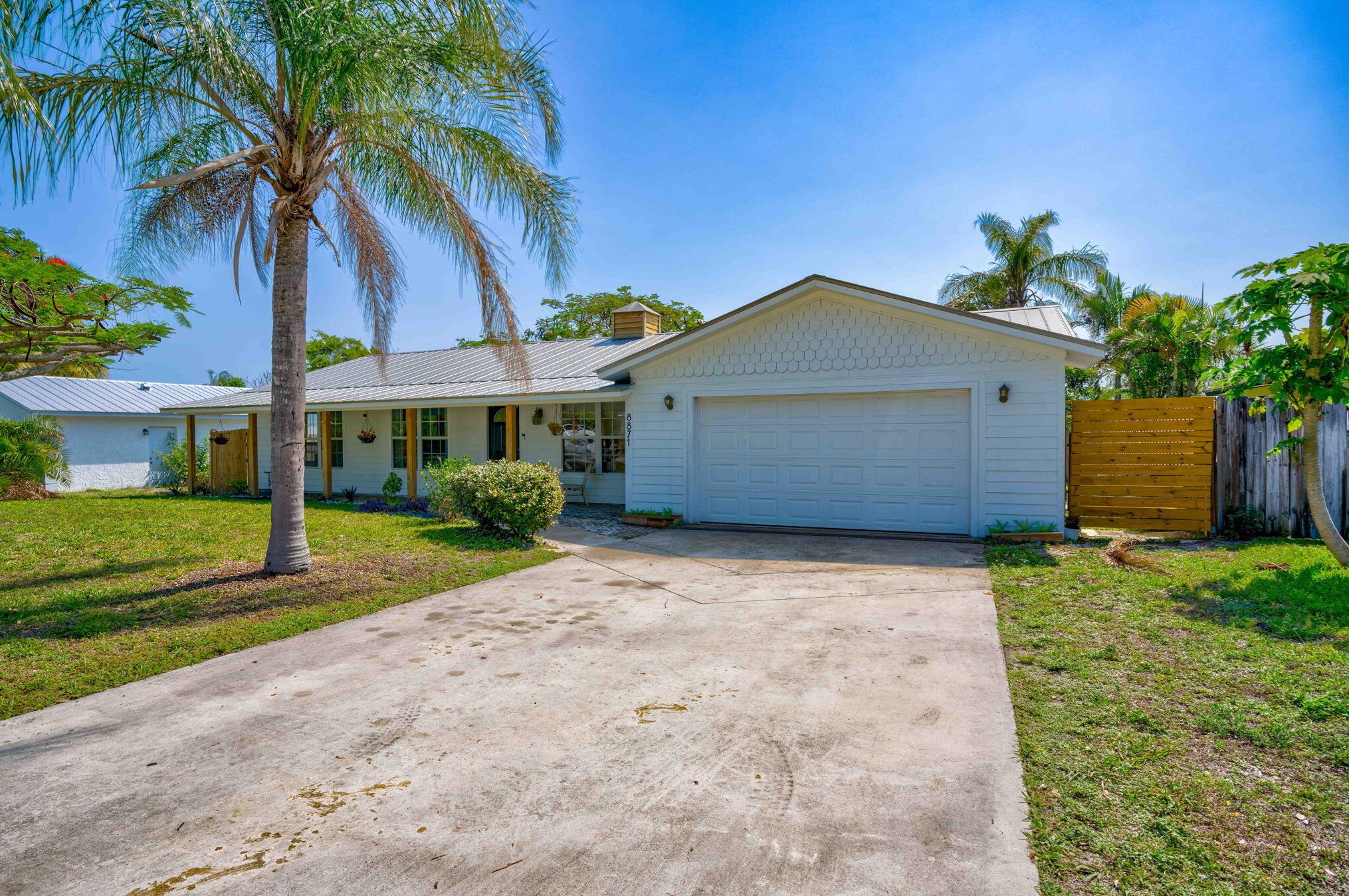 8871 Eagle Ave, Hobe Sound, FL 33455-4672