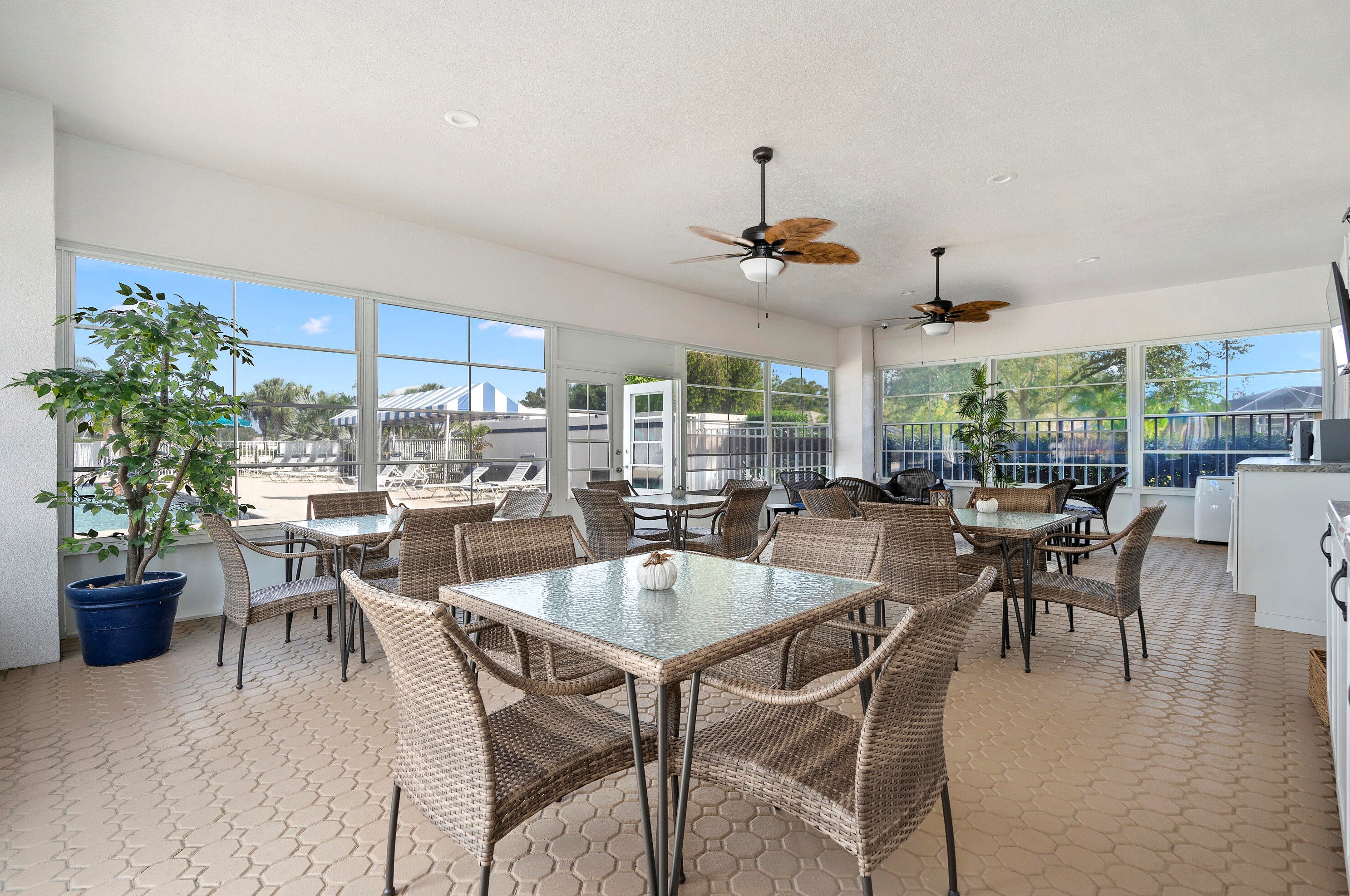 253 Bentley Cir, Fort Pierce FL 34986-2405 exterior