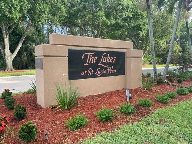 253 Bentley Cir, Fort Pierce FL 34986-2405 exterior