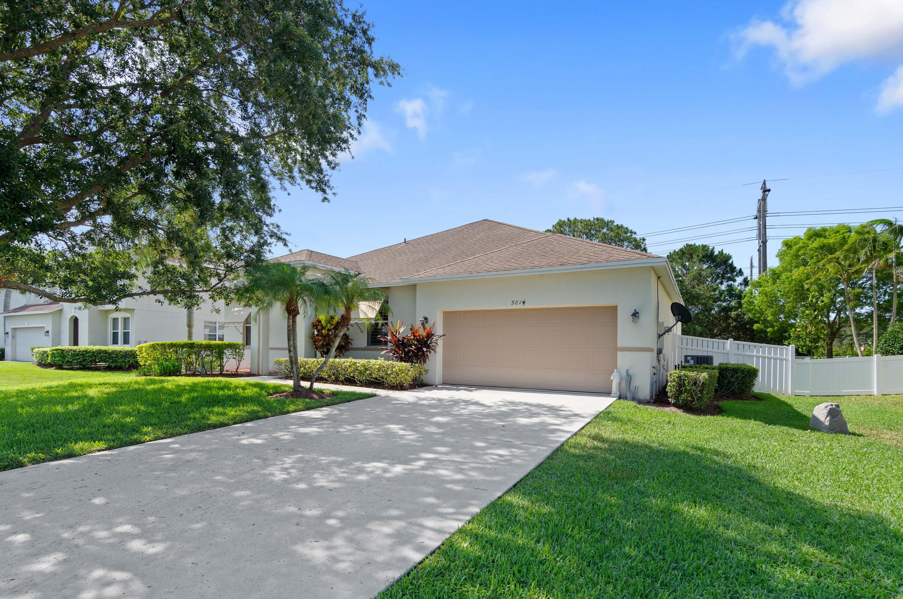 5814 Windy Pines Ln, Fort Pierce, FL 34986-4198