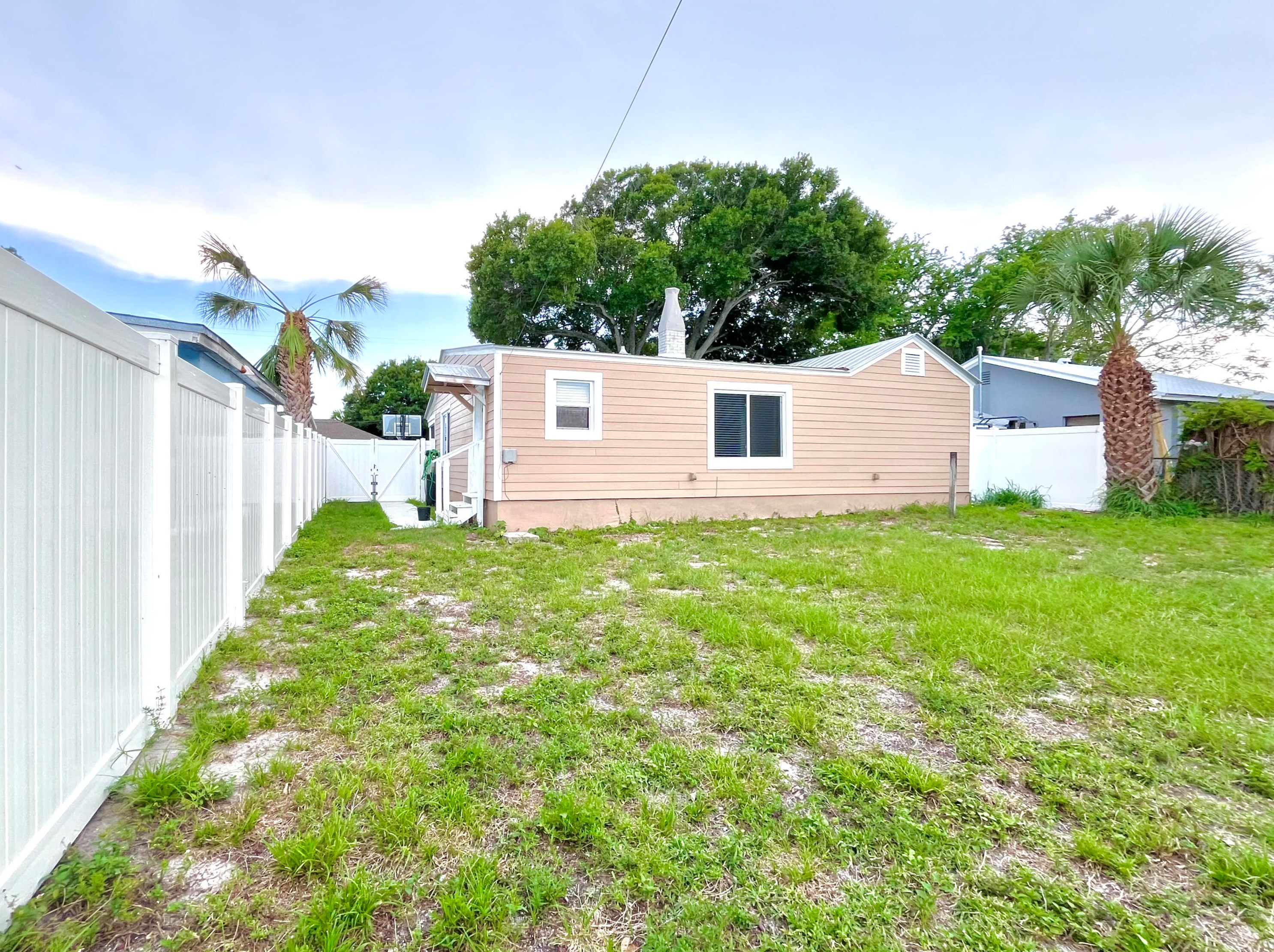 1204 Easter Ave, Fort Pierce, FL 34950-4034